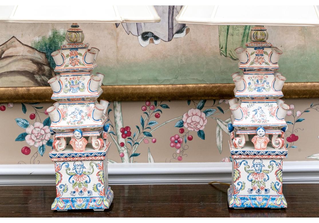 Peint à la main Paire d'anciens vases à tulipes en forme de pagode, peints à la main et montés comme lampes. en vente