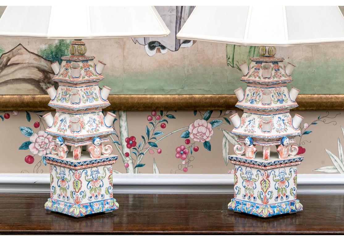 Paire d'anciens vases à tulipes en forme de pagode, peints à la main et montés comme lampes. État moyen - En vente à Bridgeport, CT