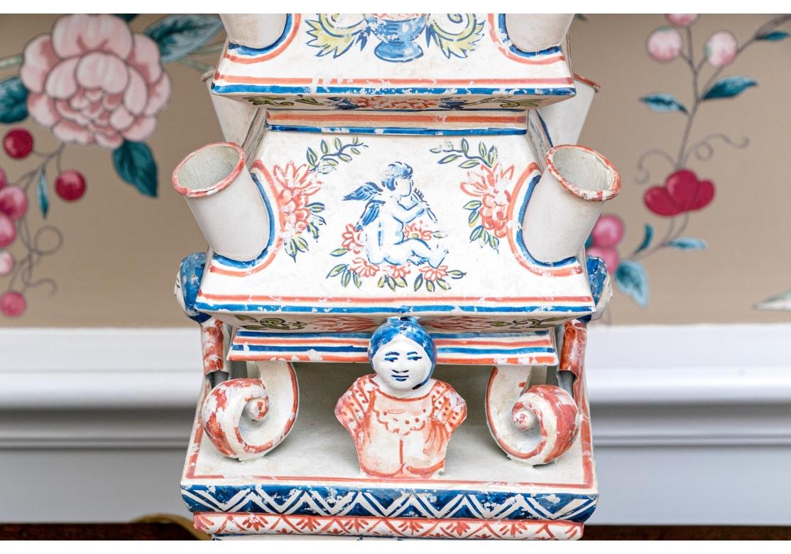 XIXe siècle Paire d'anciens vases à tulipes en forme de pagode, peints à la main et montés comme lampes. en vente