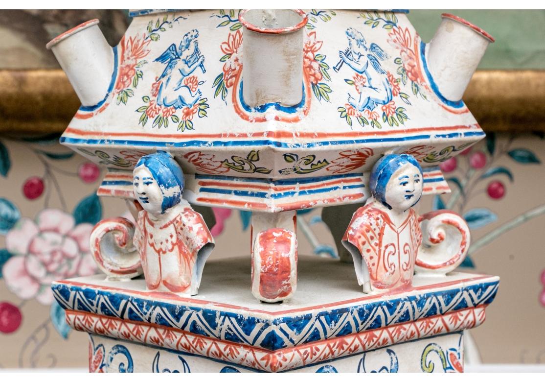 Paire d'anciens vases à tulipes en forme de pagode, peints à la main et montés comme lampes. en vente 1