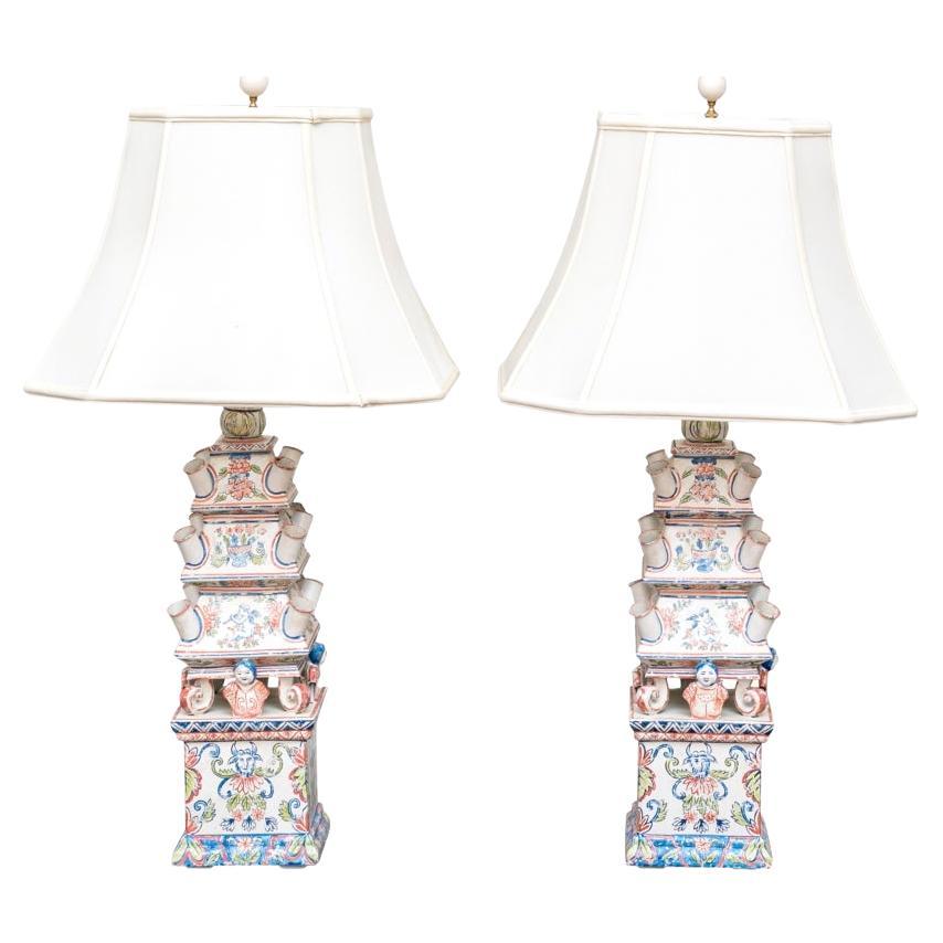 Paire d'anciens vases à tulipes en forme de pagode, peints à la main et montés comme lampes. en vente