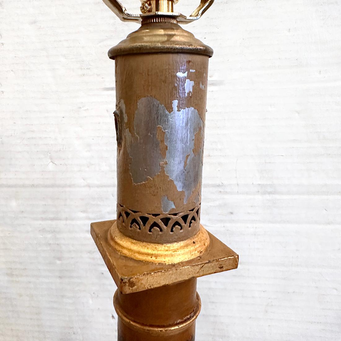 Paire de lampes italiennes peintes du 19e siècle avec détails dorés.

Mesures :
Hauteur du corps : 24
Base : Carré de 6 pouces