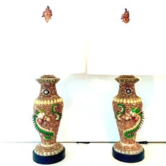 Paire de lampes de table de style Tony Duquette à motif de dragon et coquillages:: milieu du 20e siècle