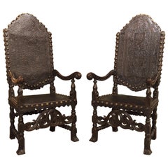 Paire de fauteuils anciens en cuir tressé et chêne d'Espagne