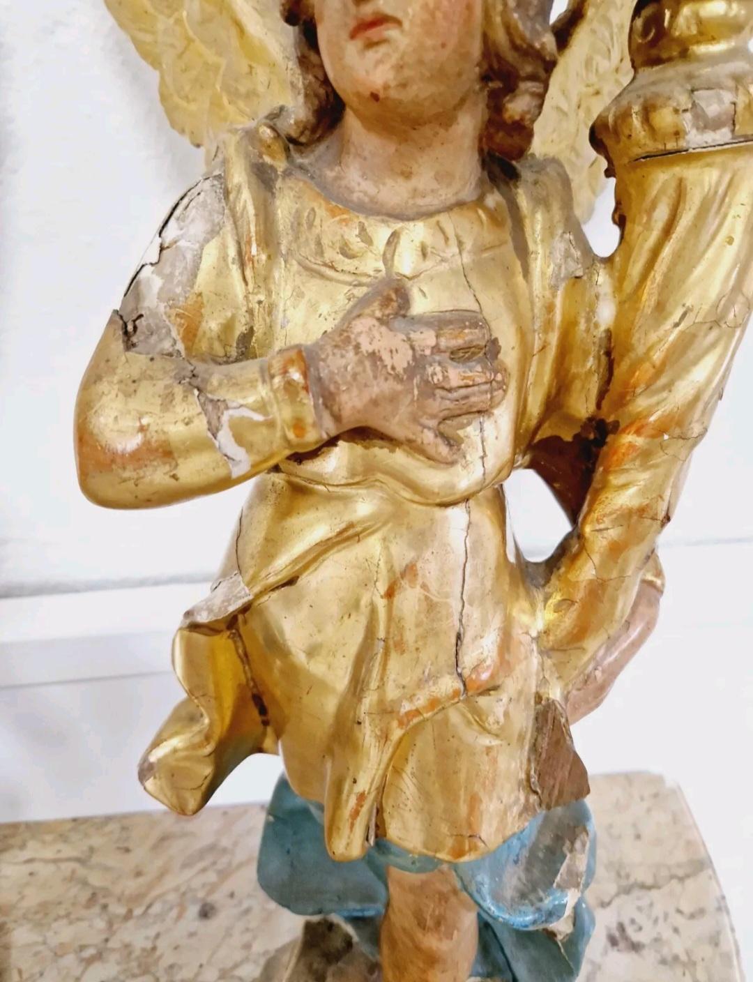 Paire de porte-flambeaux anciens Chandeliers anges en bois du 18e siècle en vente 2