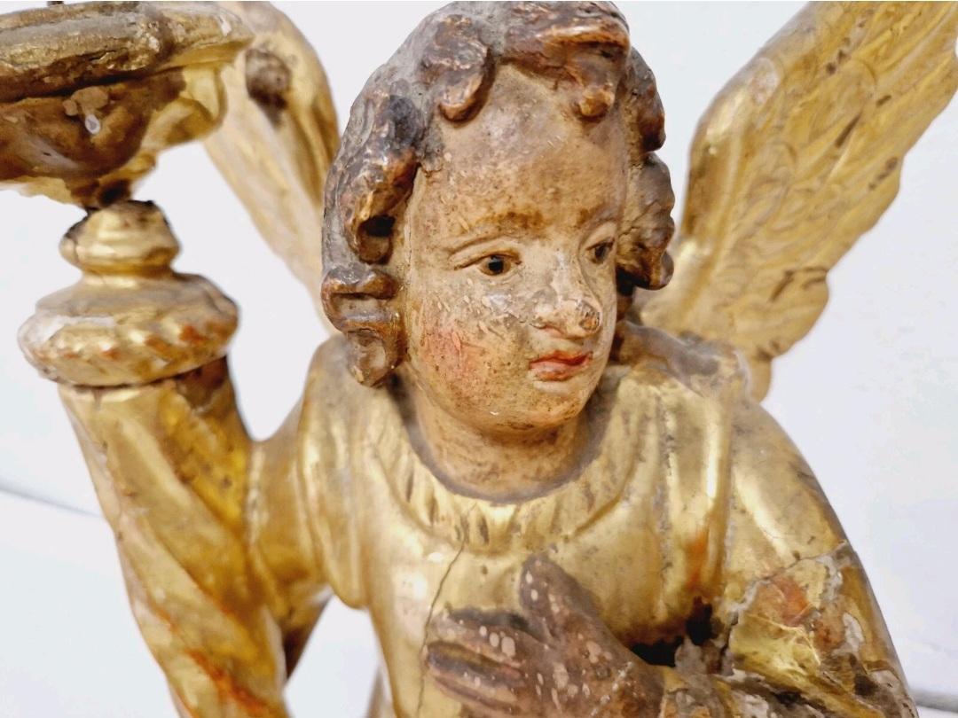Paire de porte-flambeaux anciens Chandeliers anges en bois du 18e siècle en vente 4