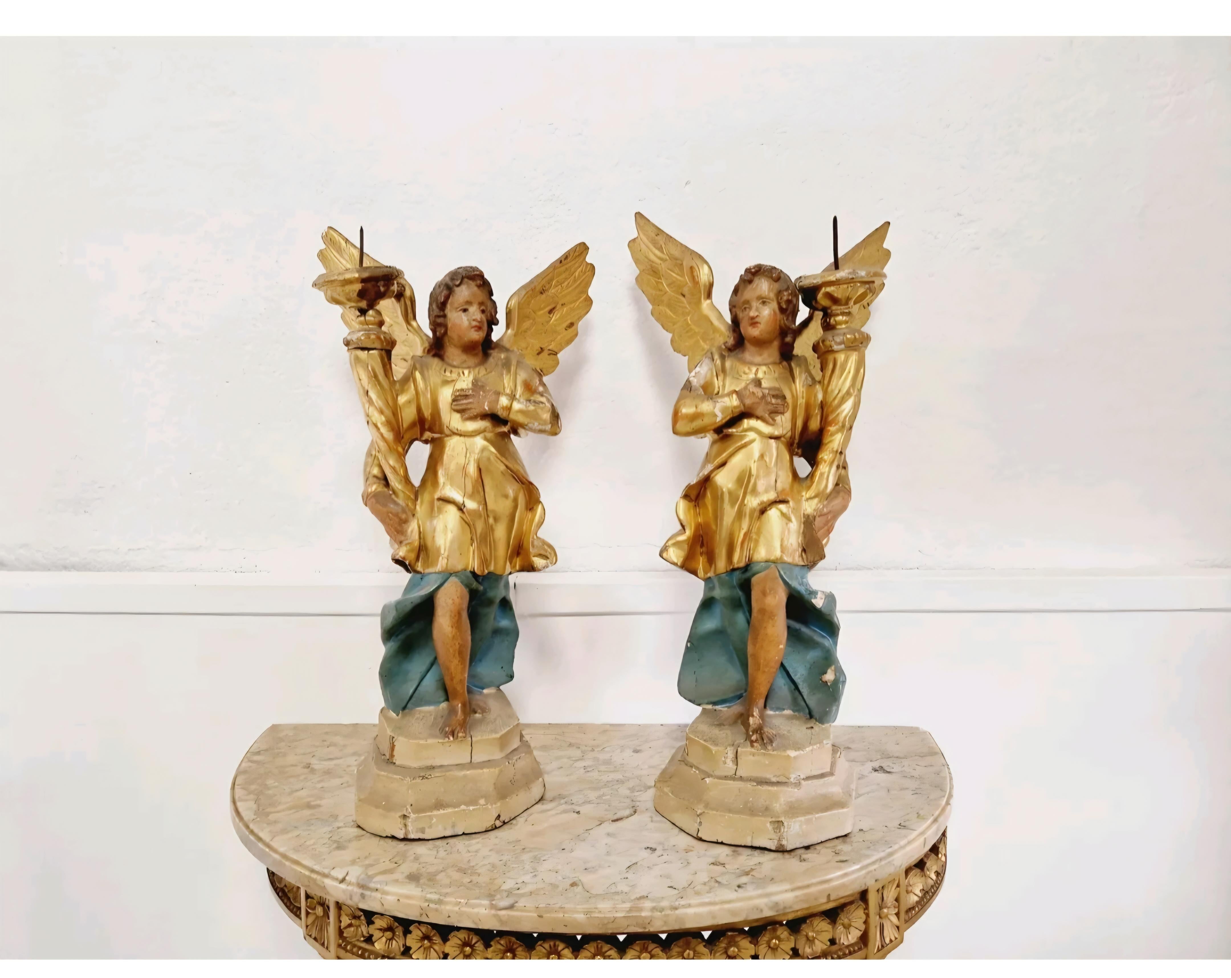 Cette paire de fabuleux porte-torches antiques en forme d'anges, datant du XVIIIe siècle, est un ajout magnifique à toute collection d'art. Fabriquées en bois doré et présentant des sculptures complexes, ces statues sont une belle représentation de
