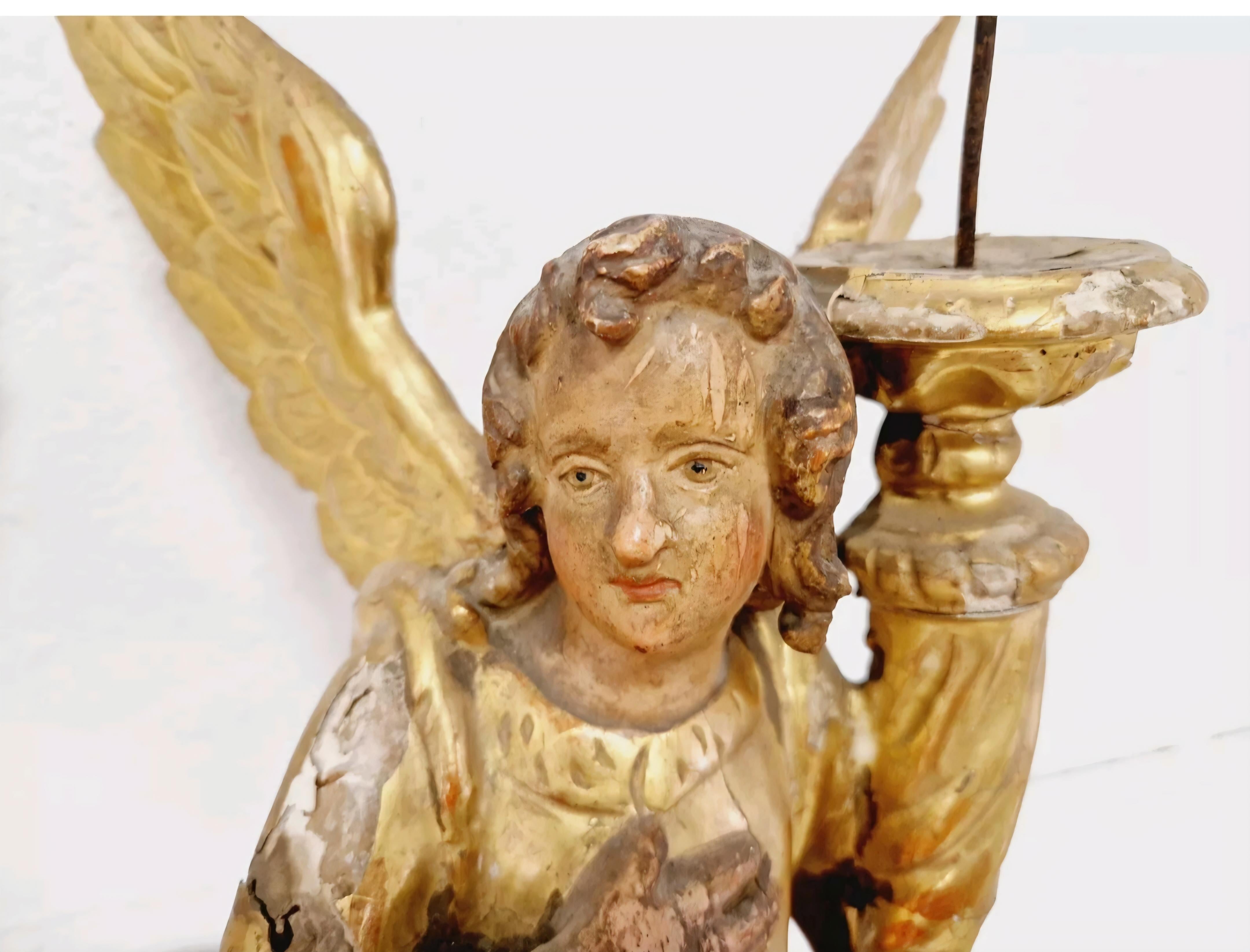 Sculpté à la main Paire de porte-flambeaux anciens Chandeliers anges en bois du 18e siècle en vente