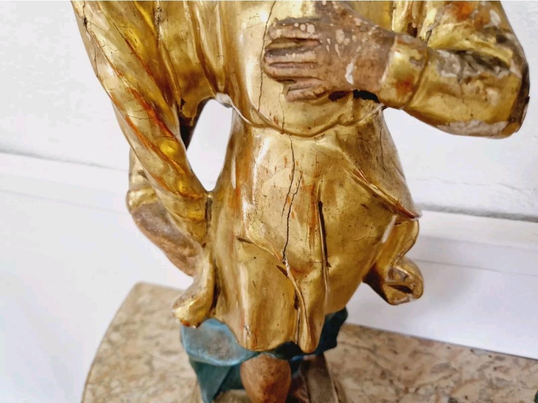 XVIIIe siècle et antérieur Paire de porte-flambeaux anciens Chandeliers anges en bois du 18e siècle en vente