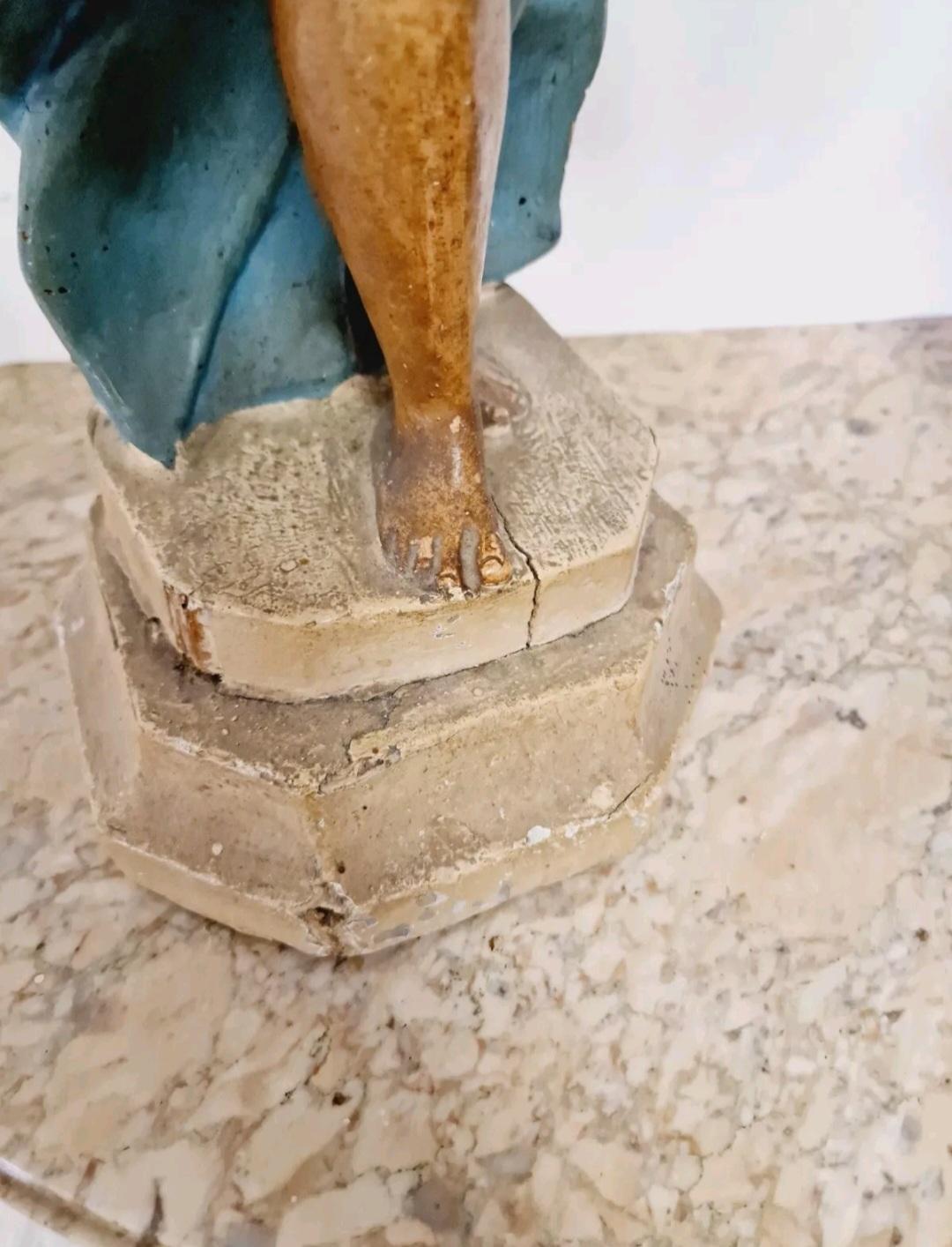 Bois Paire de porte-flambeaux anciens Chandeliers anges en bois du 18e siècle en vente