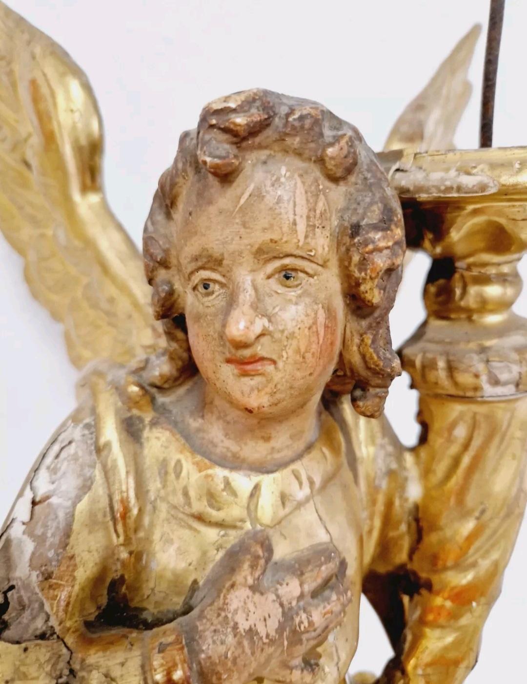 Paire de porte-flambeaux anciens Chandeliers anges en bois du 18e siècle en vente 1