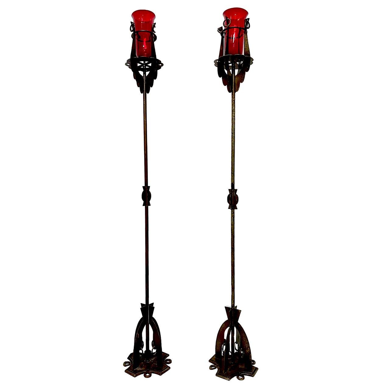 Paar antike schmiedeeiserne Stehlampen aus Fackeln