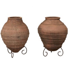 Paire de jarres à olives turques anciennes en terre cuite sur support métallique à volutes