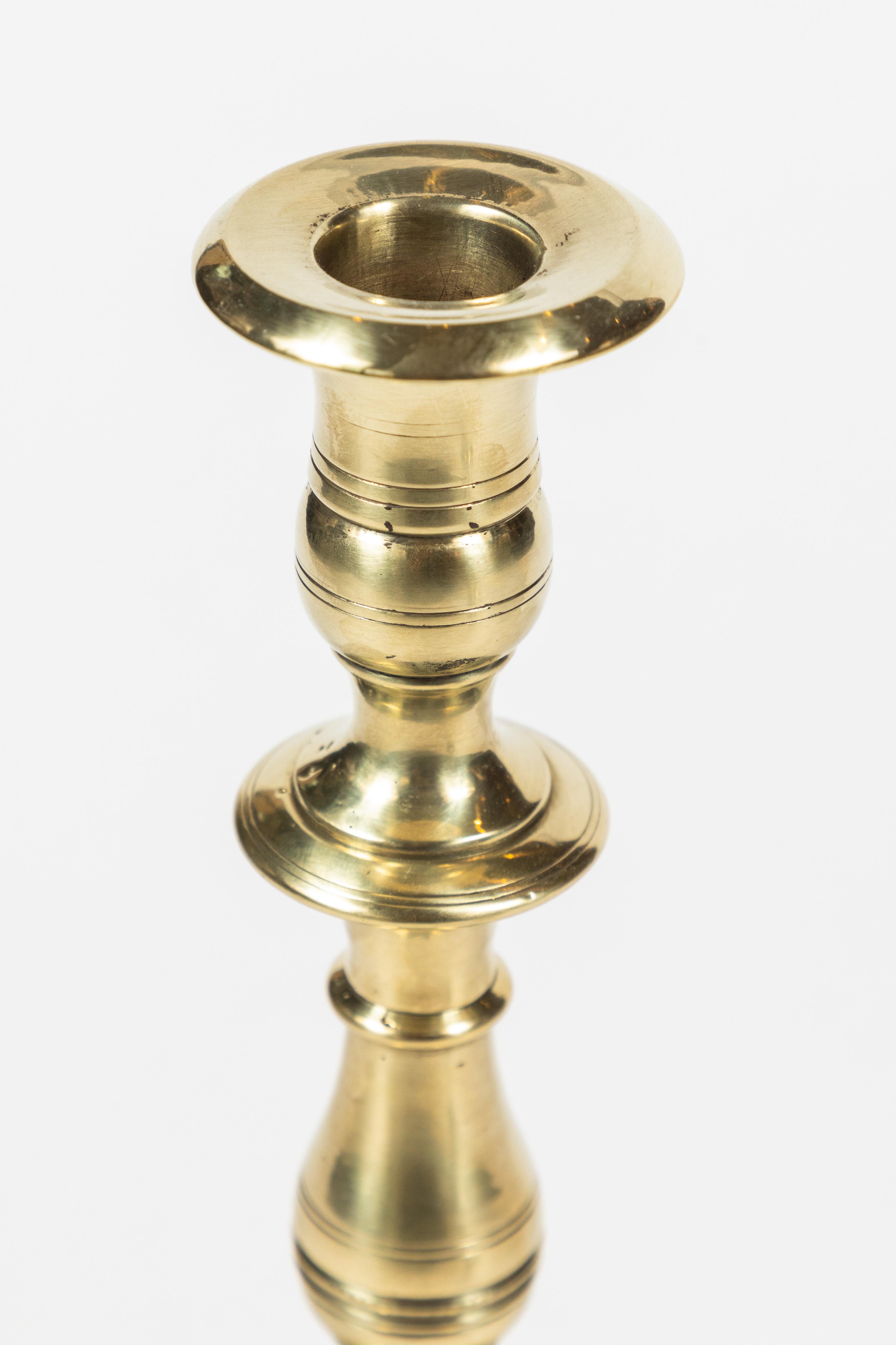 Pair of Antique Turned Stem and Multi Foot Base Brass Candlestick im Zustand „Gut“ in Pasadena, CA