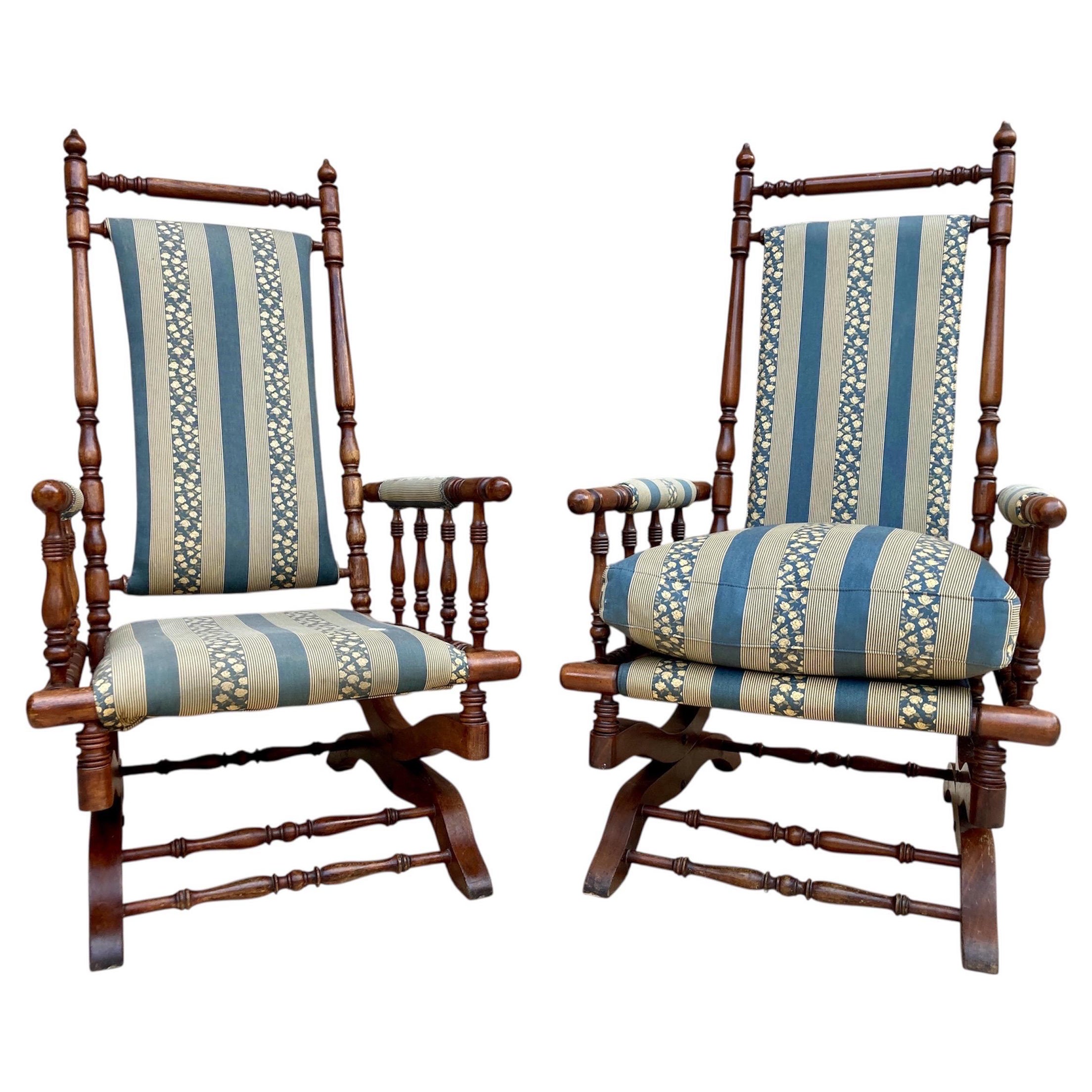 Pareja de mecedoras antiguas tapizadas, años 30 en venta