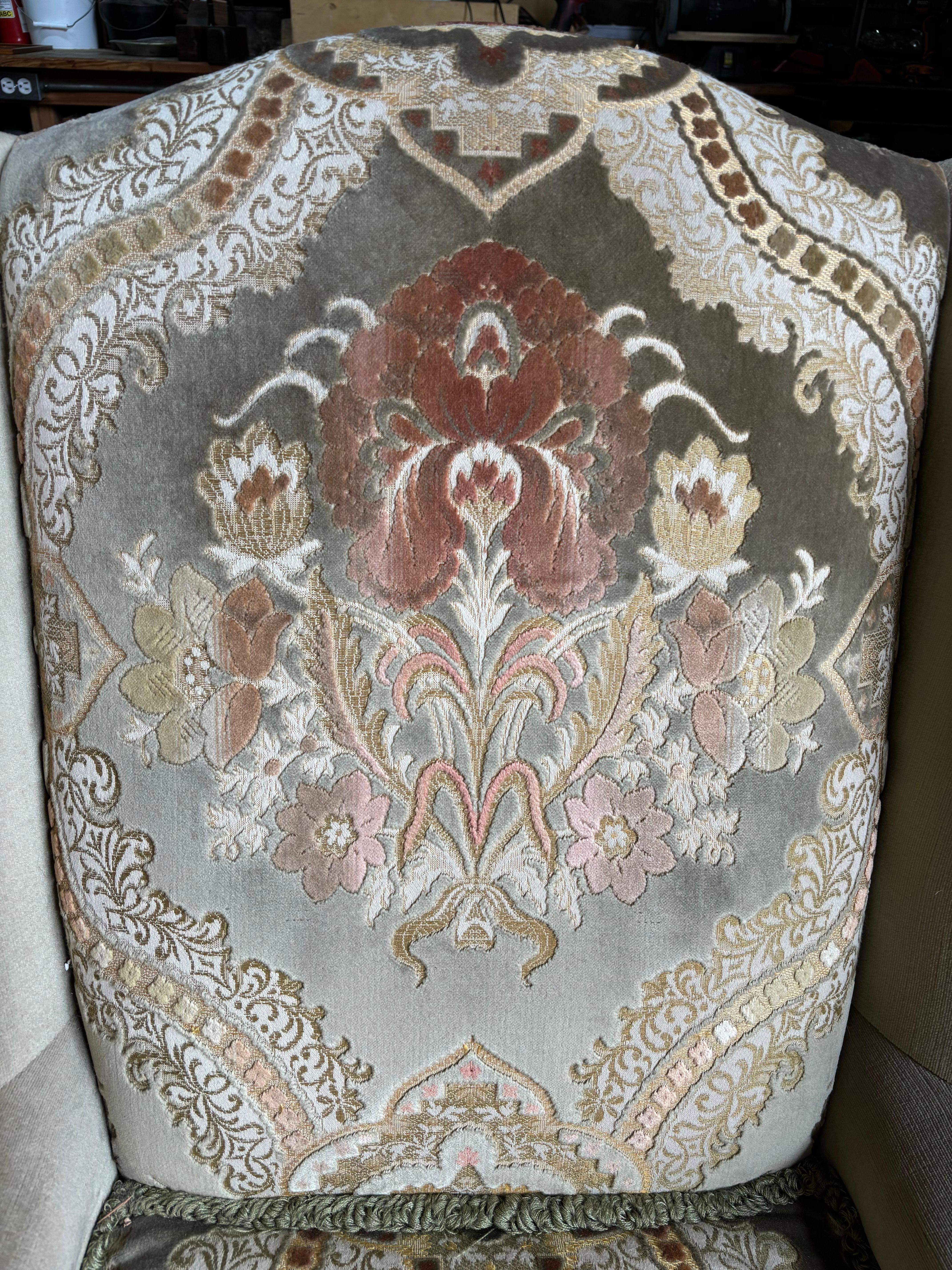 Pair of Antique Upholstered Wingback Armchairs en Excelente estado para la venta en Los Angeles, CA