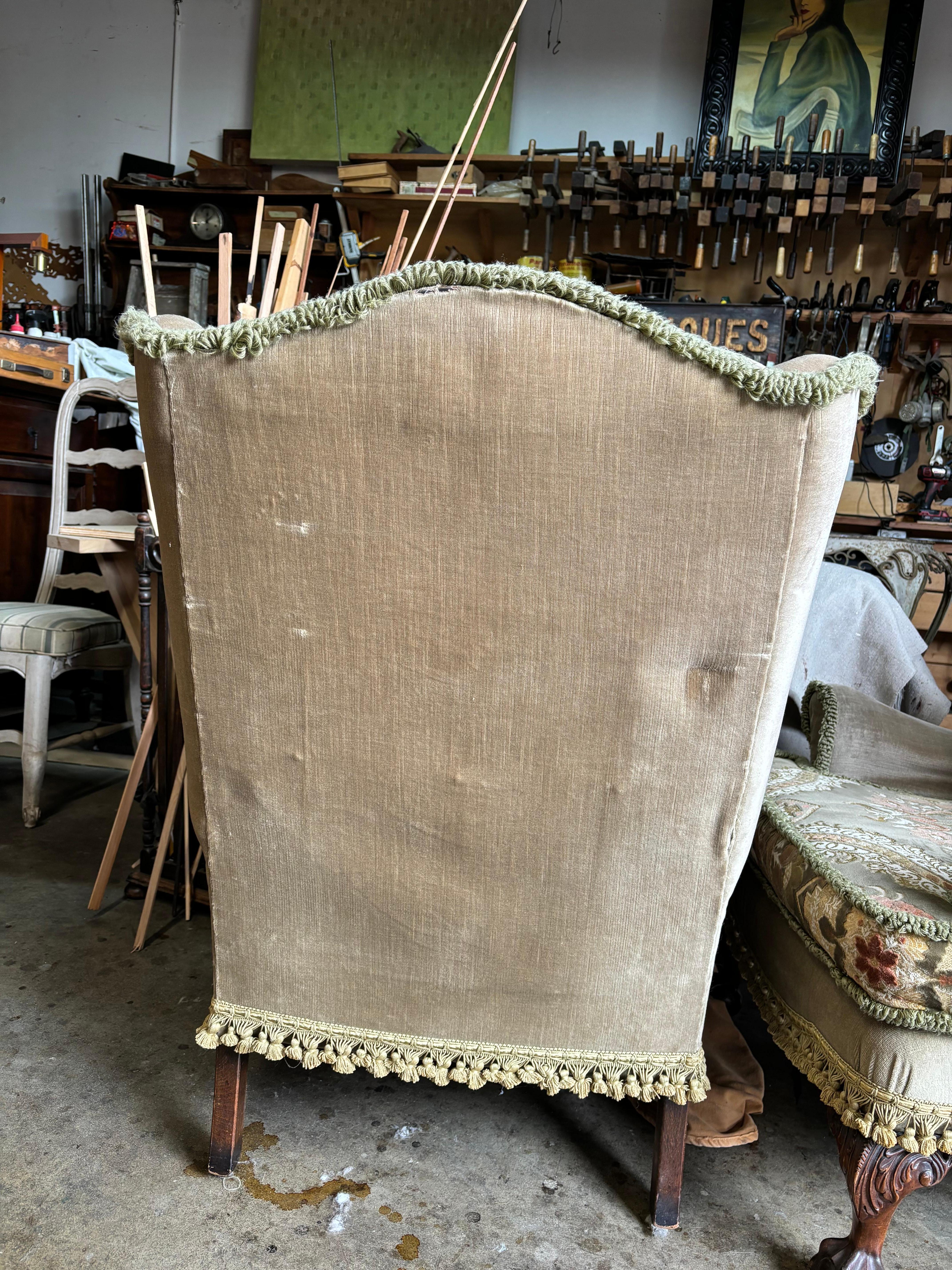 Pair of Antique Upholstered Wingback Armchairs en venta 1