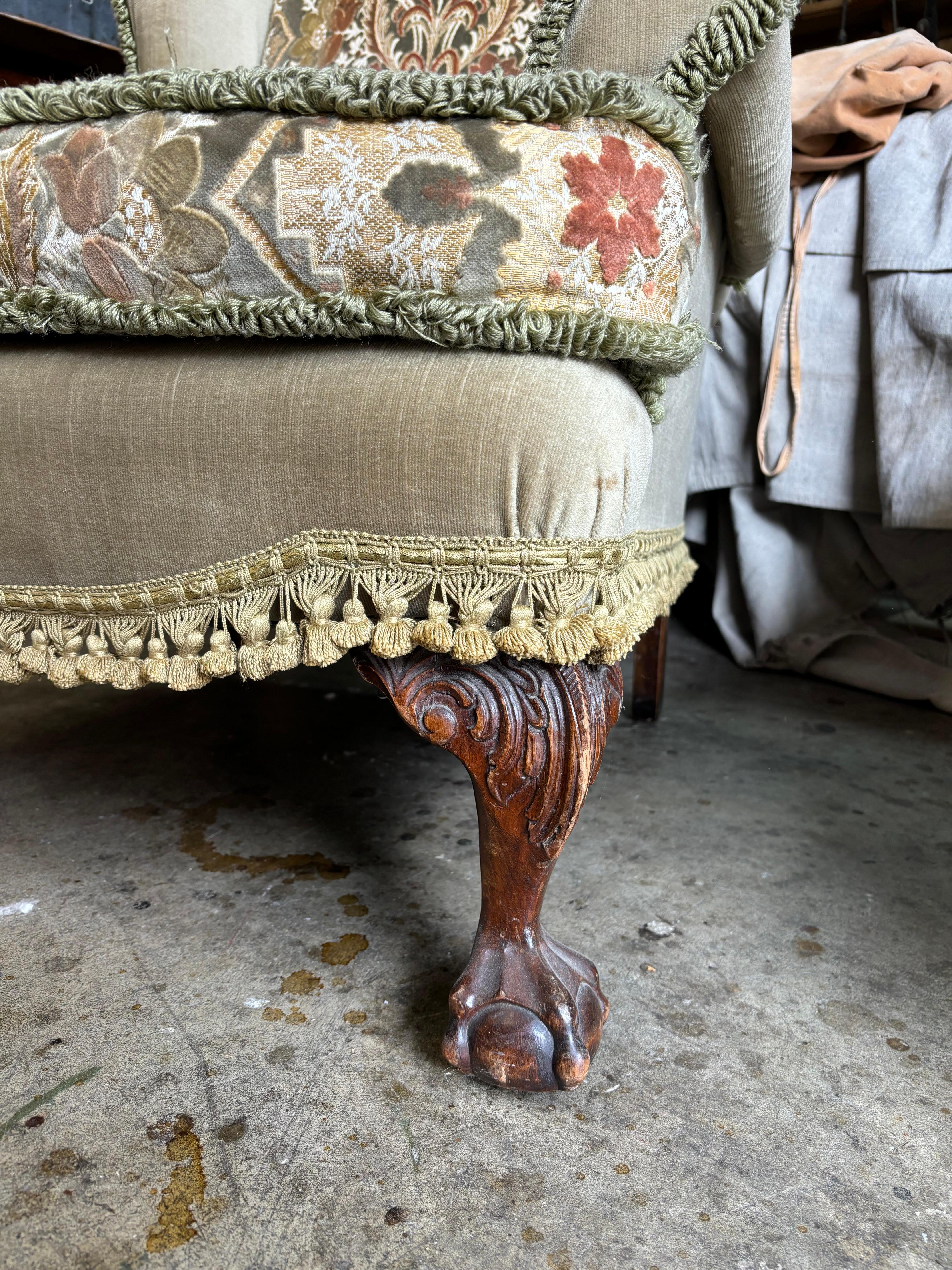 Pair of Antique Upholstered Wingback Armchairs en venta 2