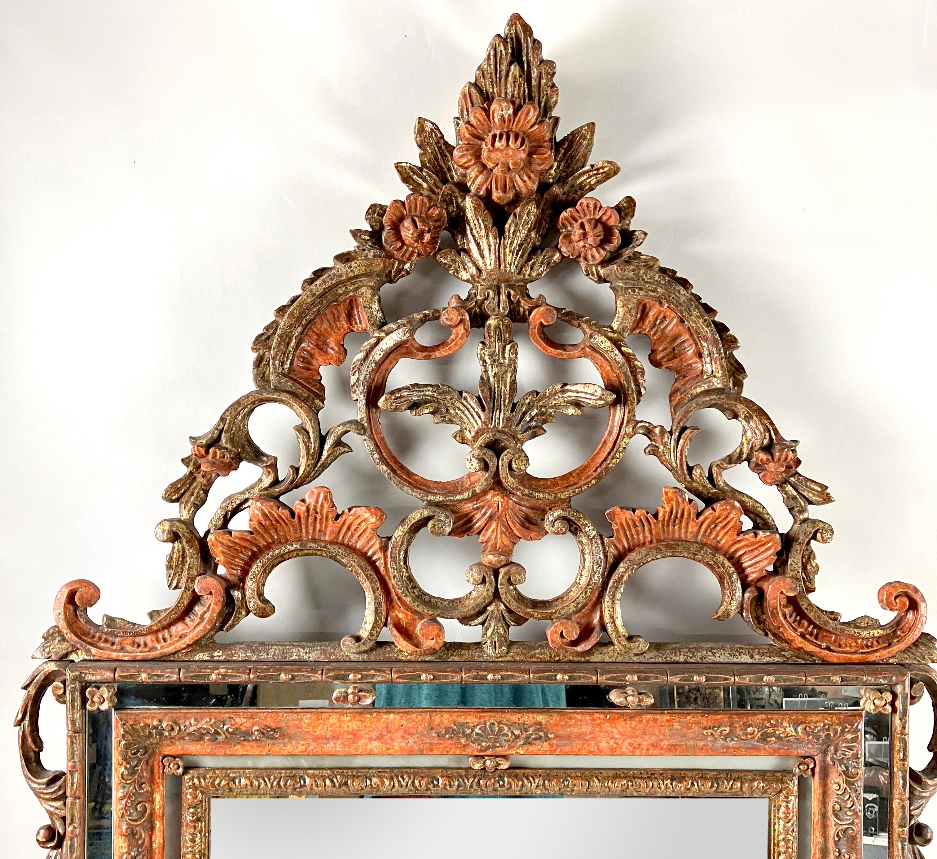 Sculpté à la main Paire de miroirs vénitiens anciens décorés à la peinture couleur pêche et or  en vente