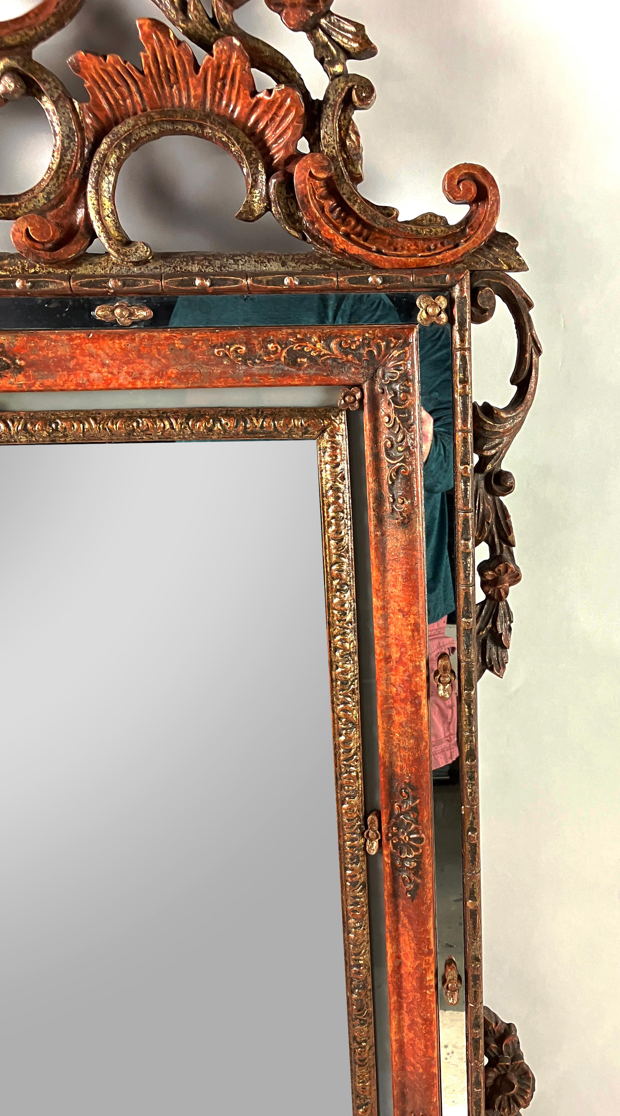 XIXe siècle Paire de miroirs vénitiens anciens décorés à la peinture couleur pêche et or  en vente