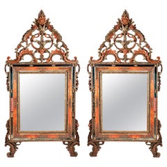 Coppia di antichi specchi veneziani decorati con vernice fantasia in color pesca e oro