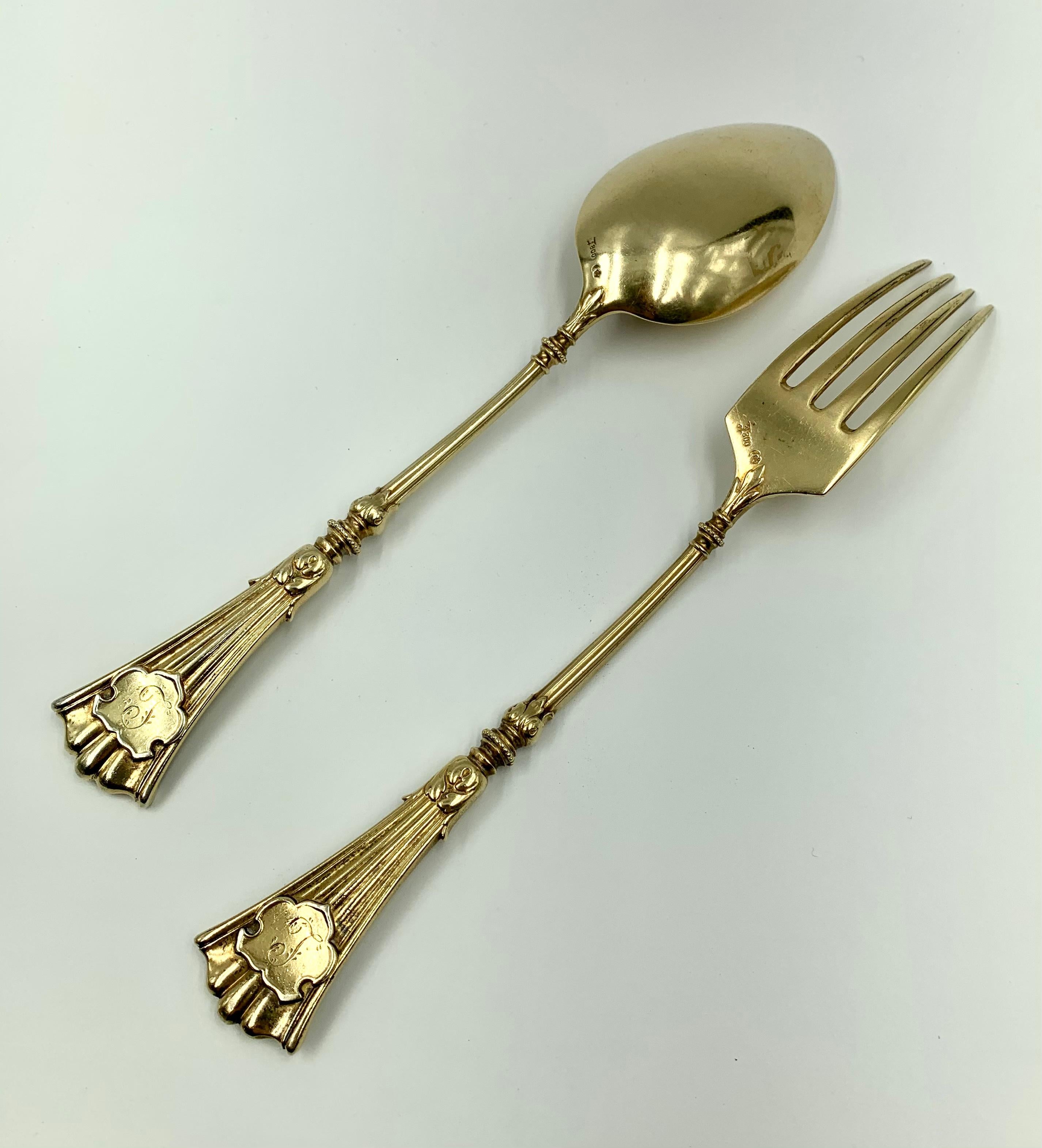 Allemand Paire de pièces de service anciennes en argent vermeil, service à salade/ service, vers 1880 en vente