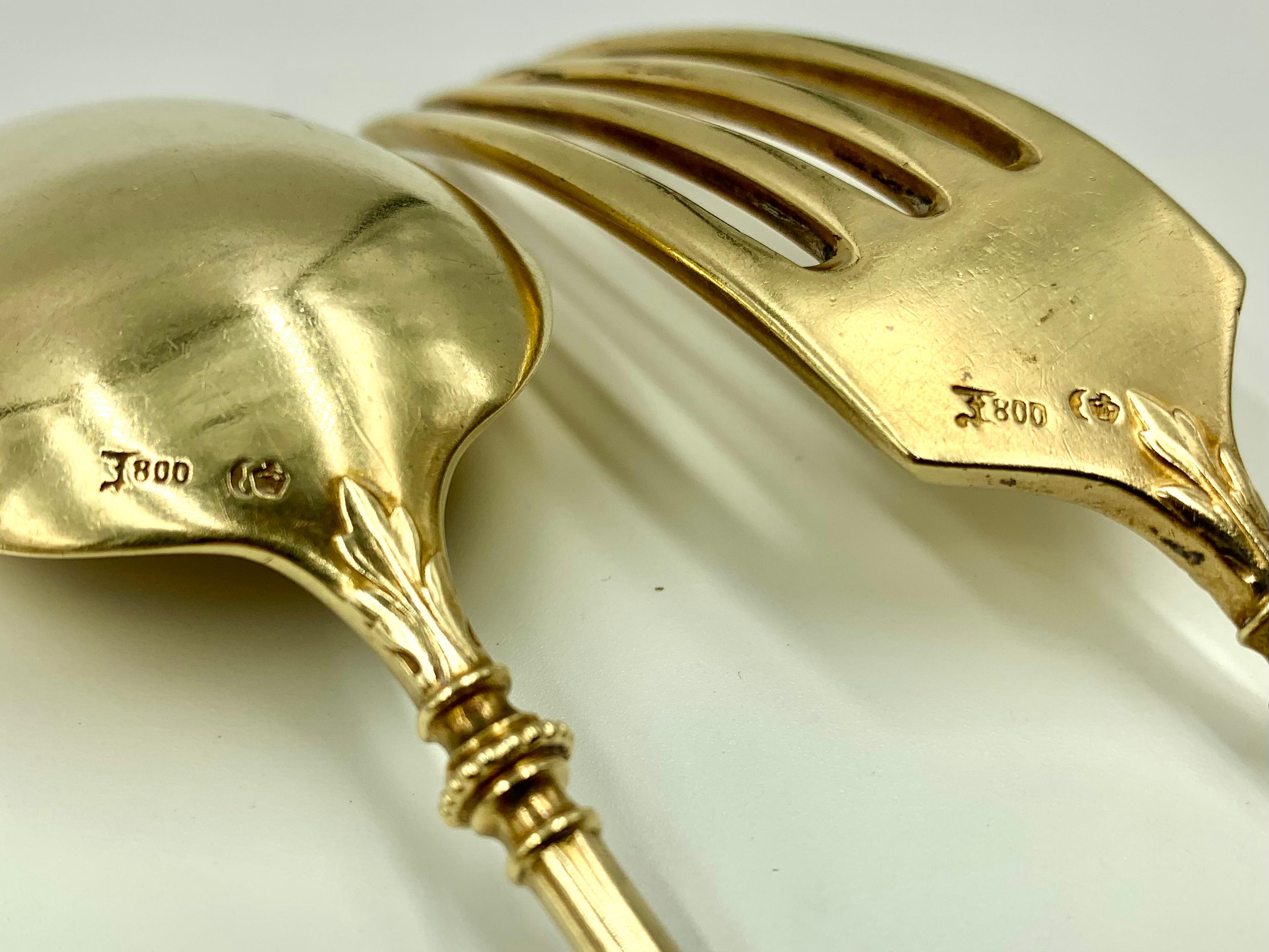 Paire de pièces de service anciennes en argent vermeil, service à salade/ service, vers 1880 Bon état - En vente à New York, NY