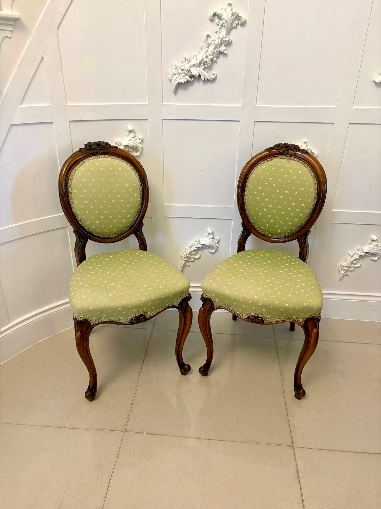 Paire de chaises d'appoint anciennes en noyer sculpté de qualité victorienne en vente 3