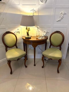 Pareja de sillas auxiliares antiguas de nogal tallado de calidad victoriana