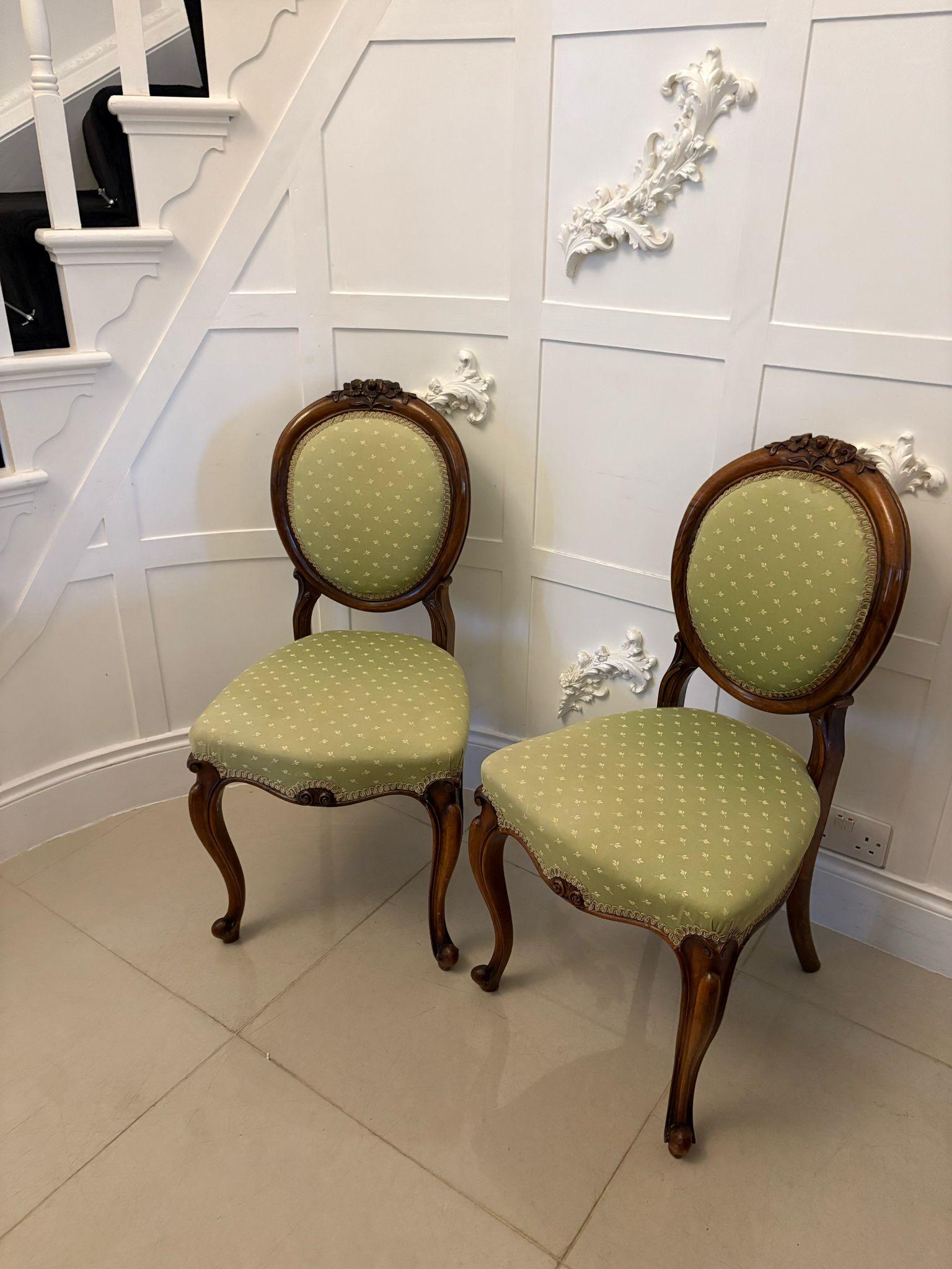 Victorien Paire de chaises d'appoint anciennes en noyer sculpté de qualité victorienne en vente
