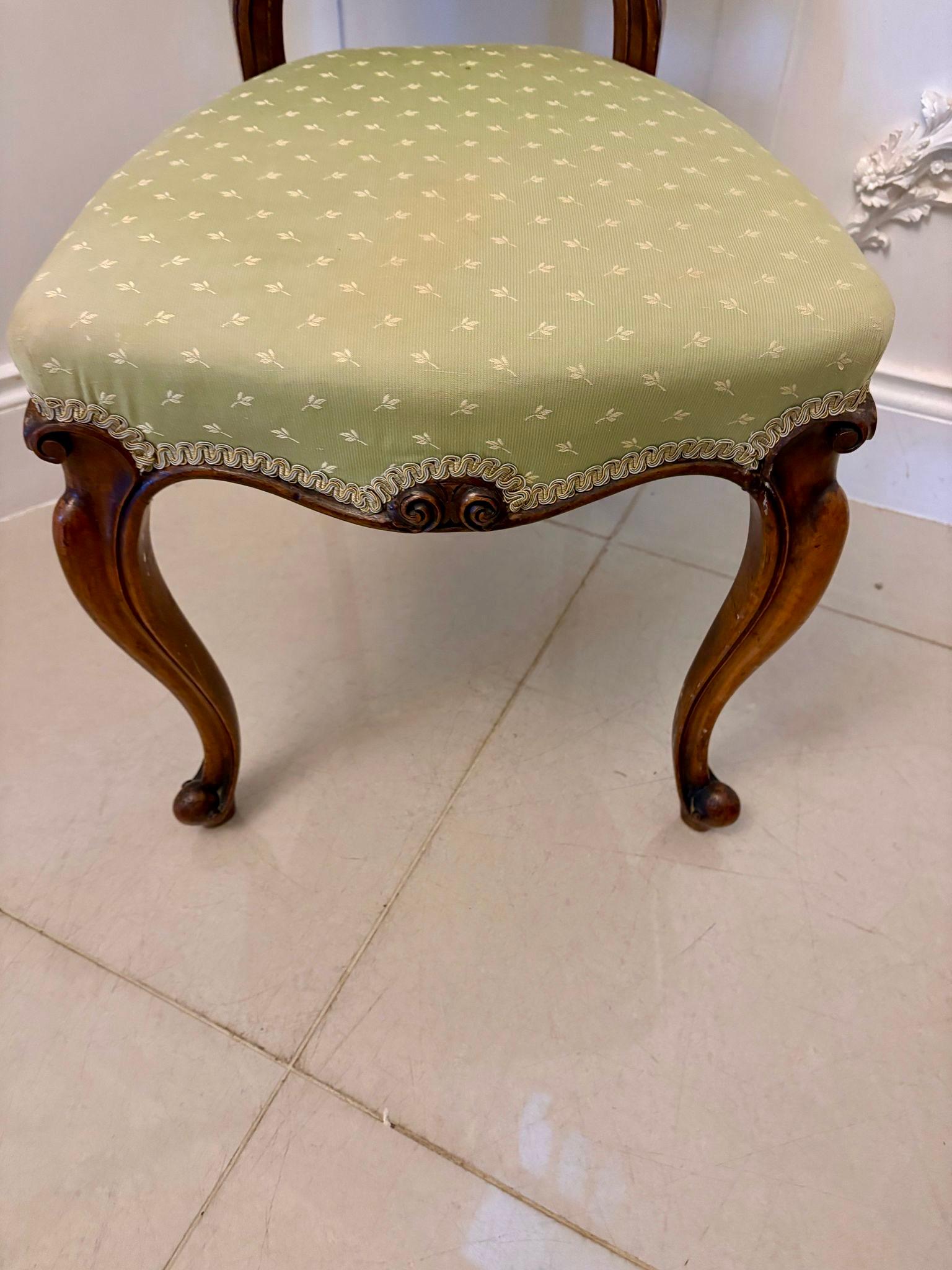 Anglais Paire de chaises d'appoint anciennes en noyer sculpté de qualité victorienne en vente