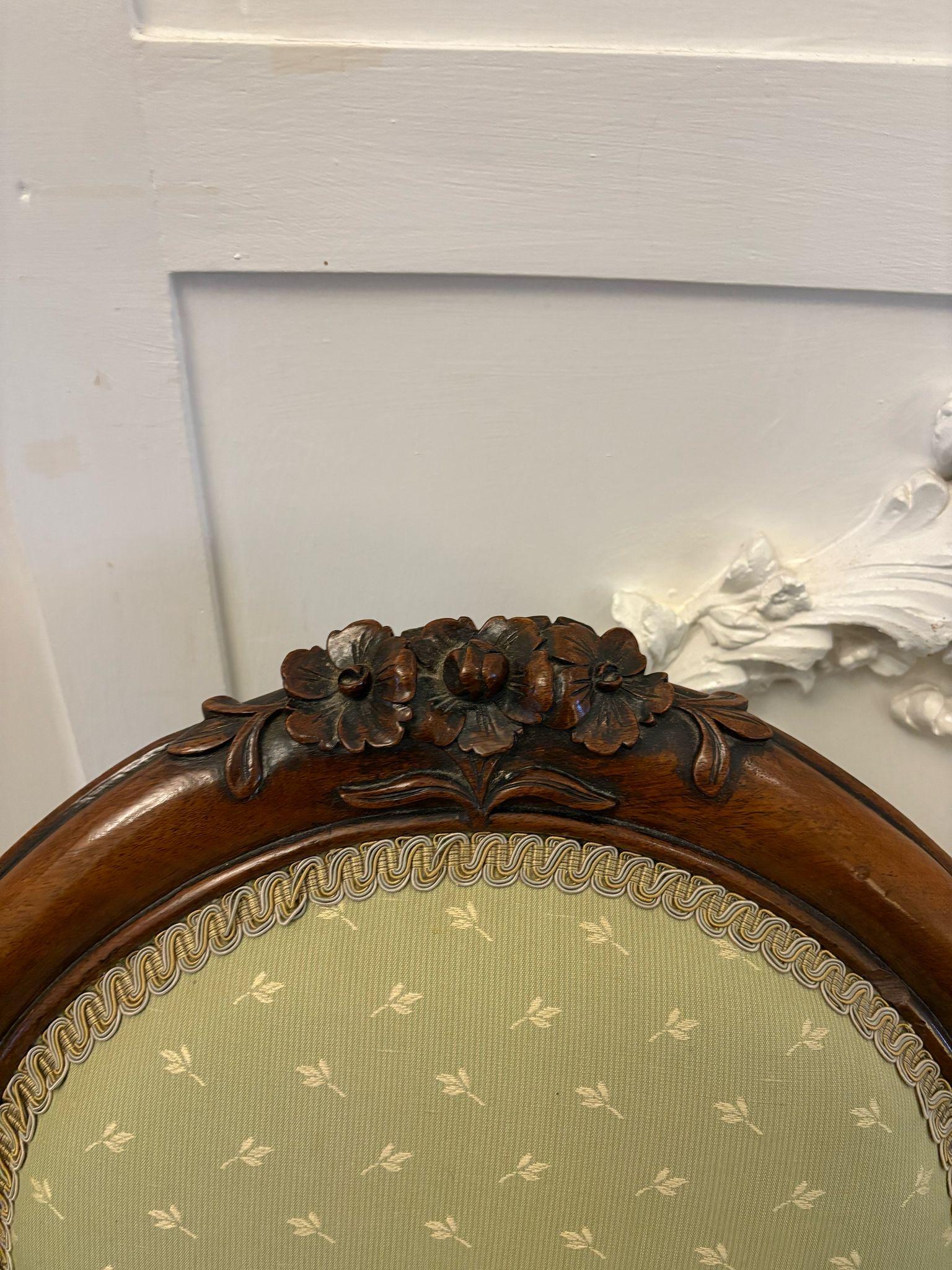 Paire de chaises d'appoint anciennes en noyer sculpté de qualité victorienne Bon état - En vente à Suffolk, GB