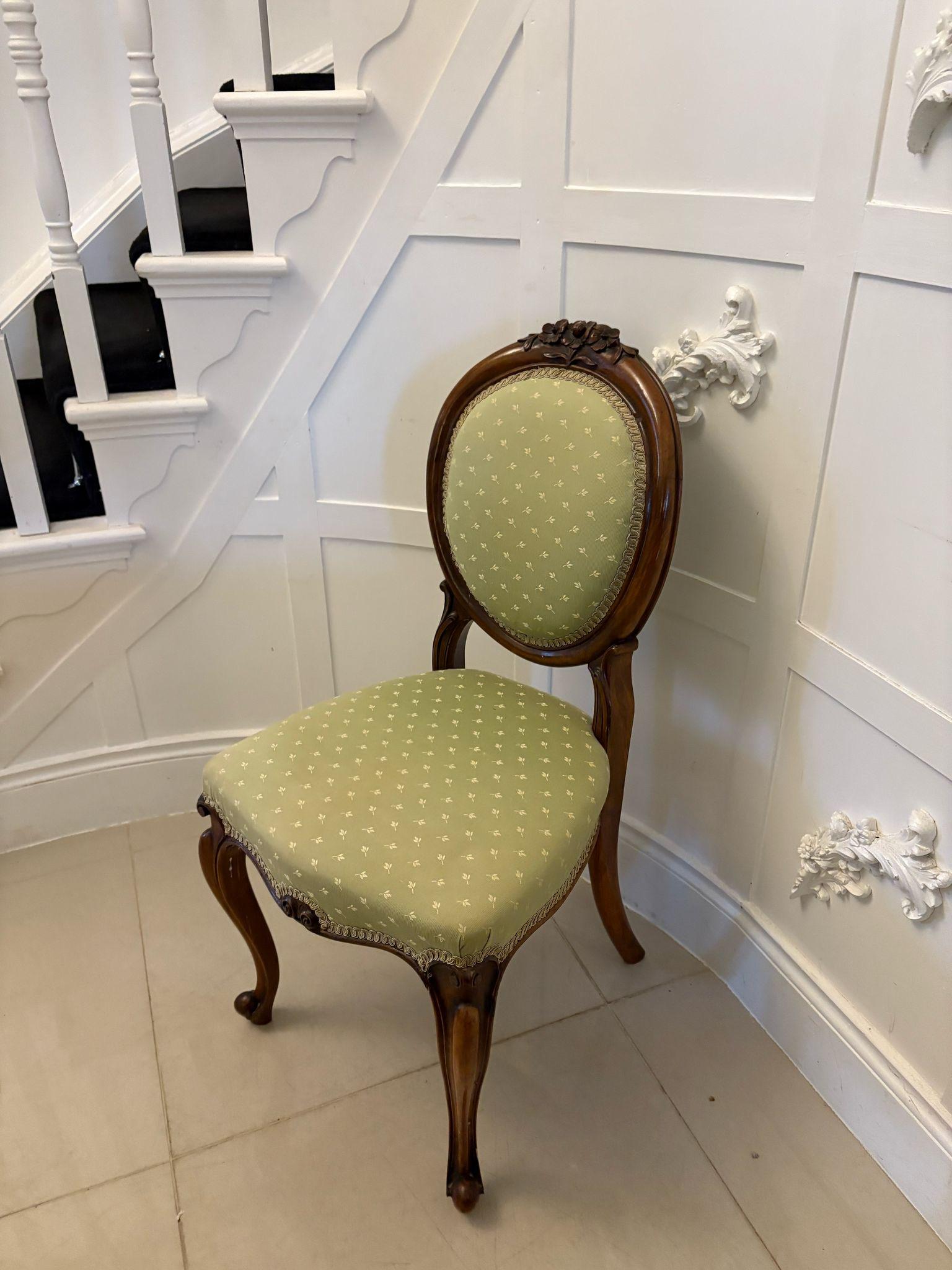 XIXe siècle Paire de chaises d'appoint anciennes en noyer sculpté de qualité victorienne en vente