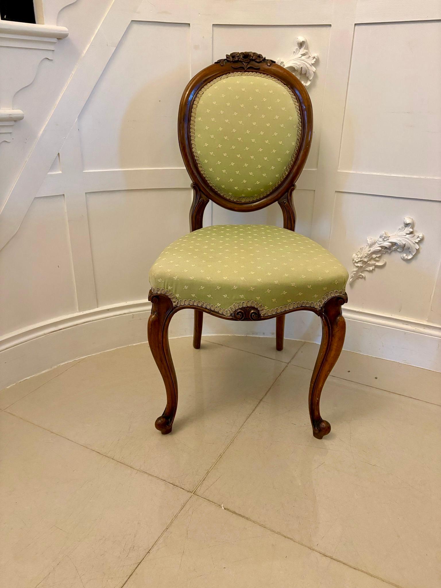 Noyer Paire de chaises d'appoint anciennes en noyer sculpté de qualité victorienne en vente