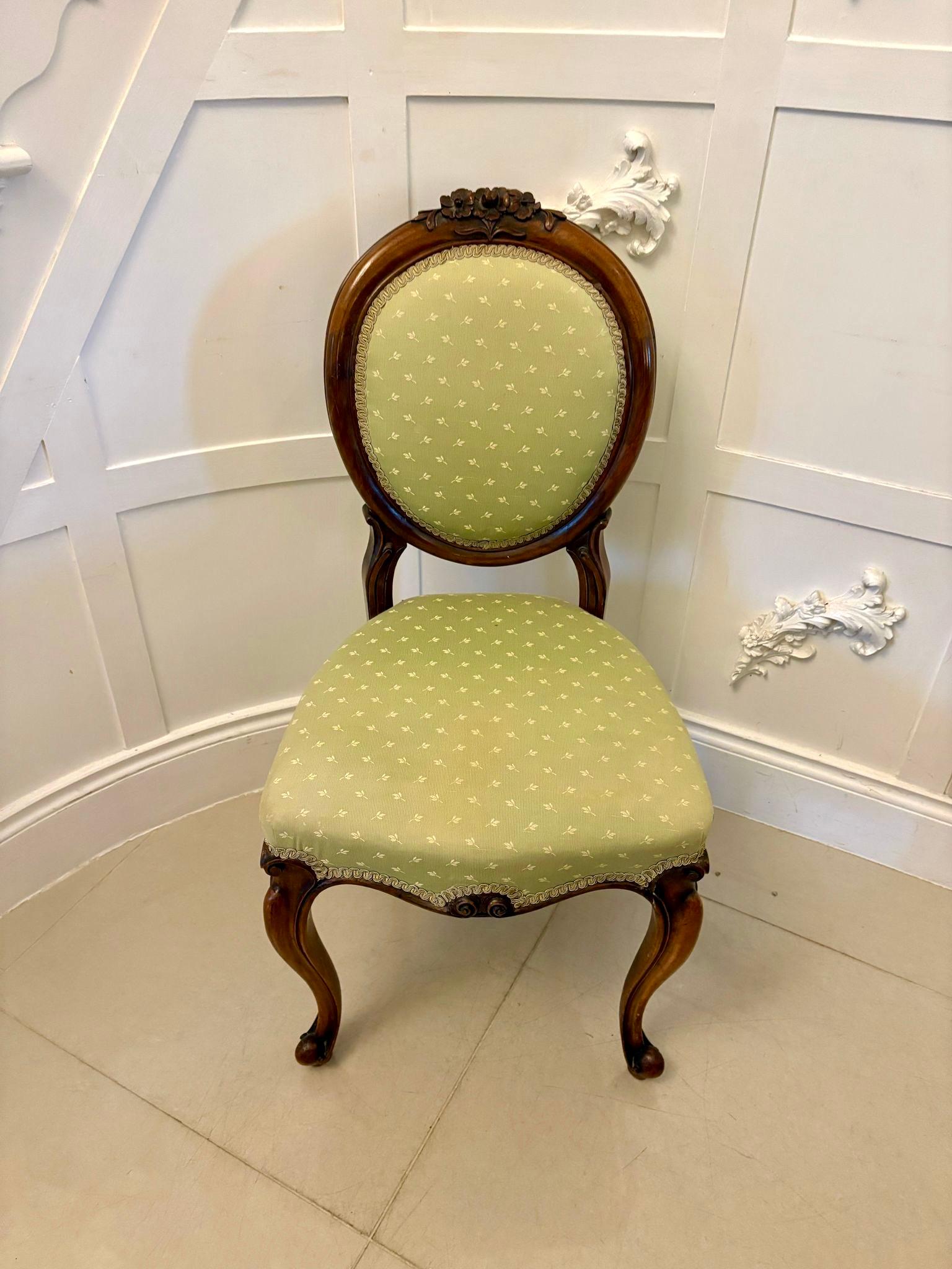 Paire de chaises d'appoint anciennes en noyer sculpté de qualité victorienne en vente 1