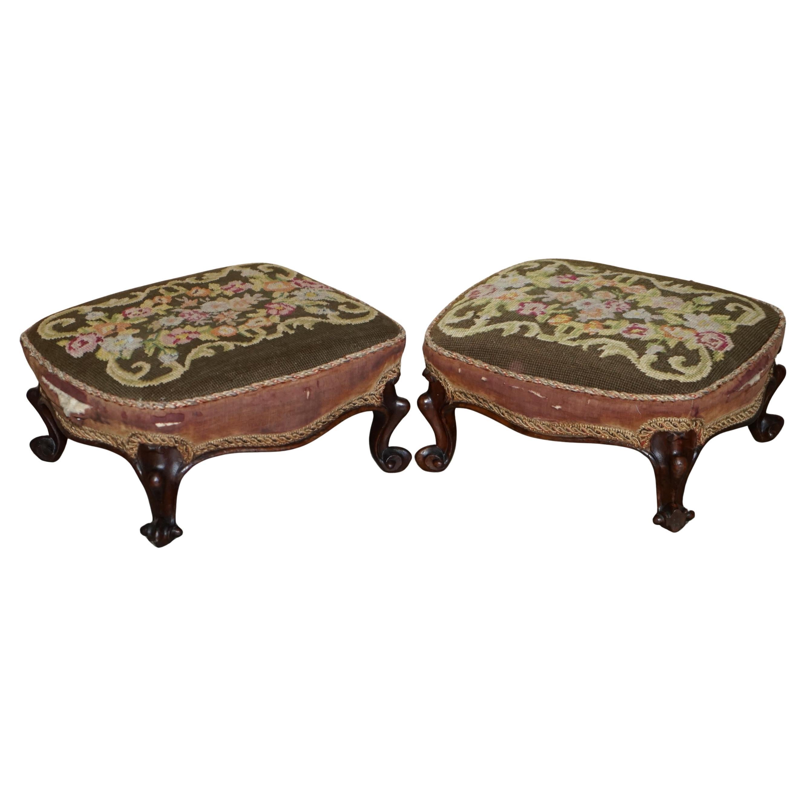 Pärchen antiker viktorianischer 1860 gepolstert klein WINGBACK ARMCHAIR FOOTSTOOLS