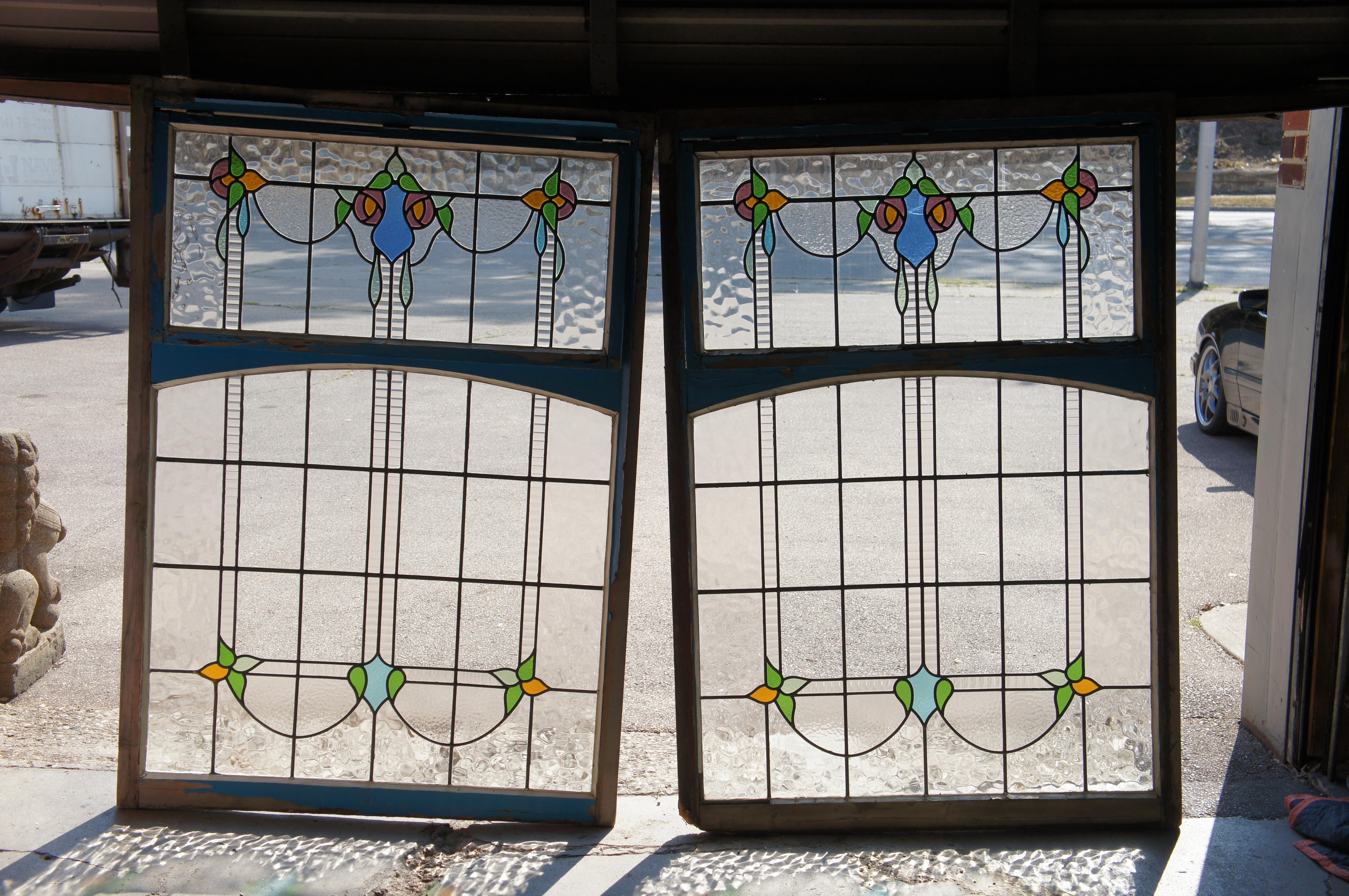 Paire d'antiquités victoriennes Art Nouveau en verre teinté au plomb de fenêtres en forme d'arc État moyen - En vente à Dayton, OH