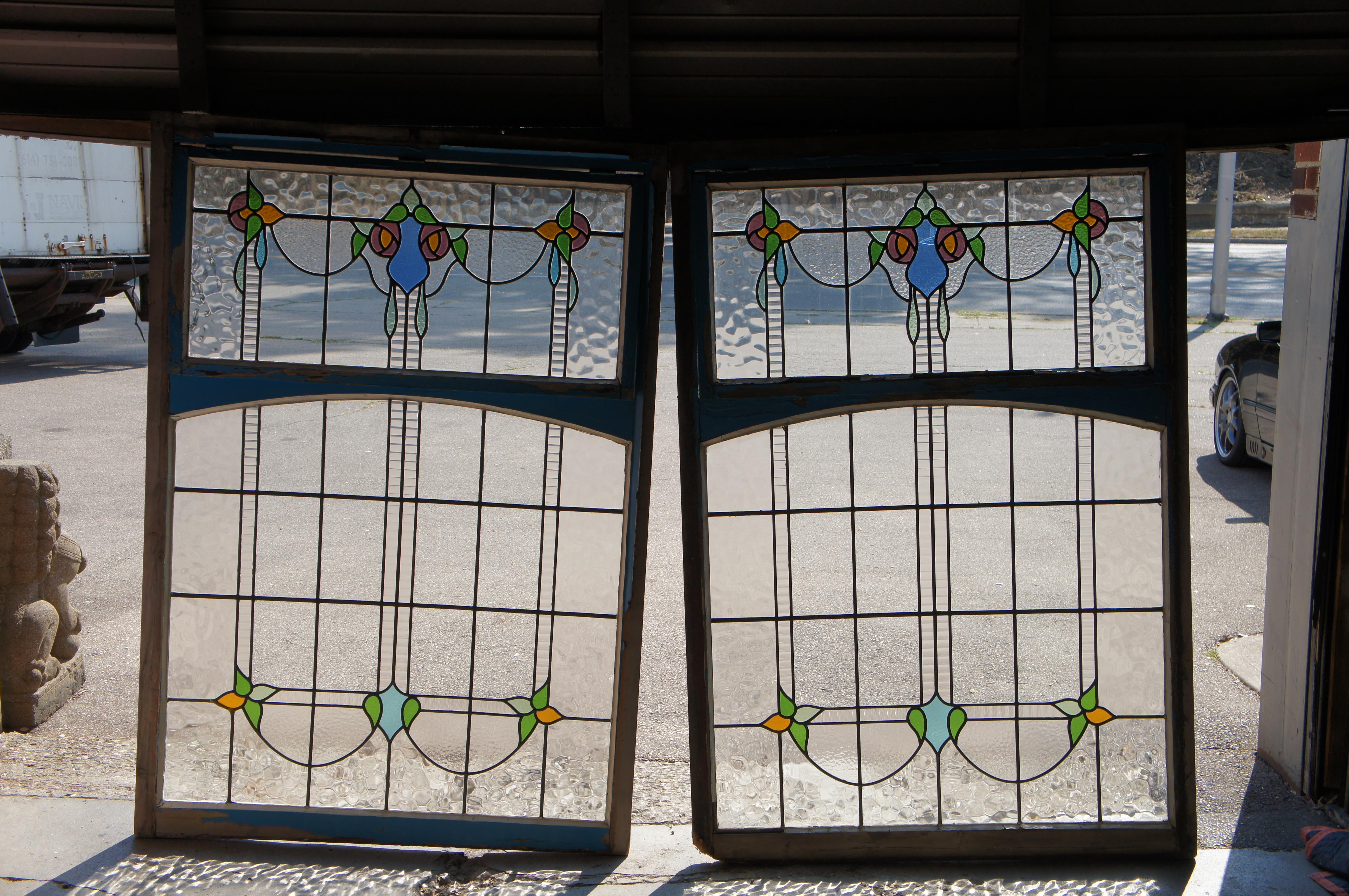 XIXe siècle Paire d'antiquités victoriennes Art Nouveau en verre teinté au plomb de fenêtres en forme d'arc en vente
