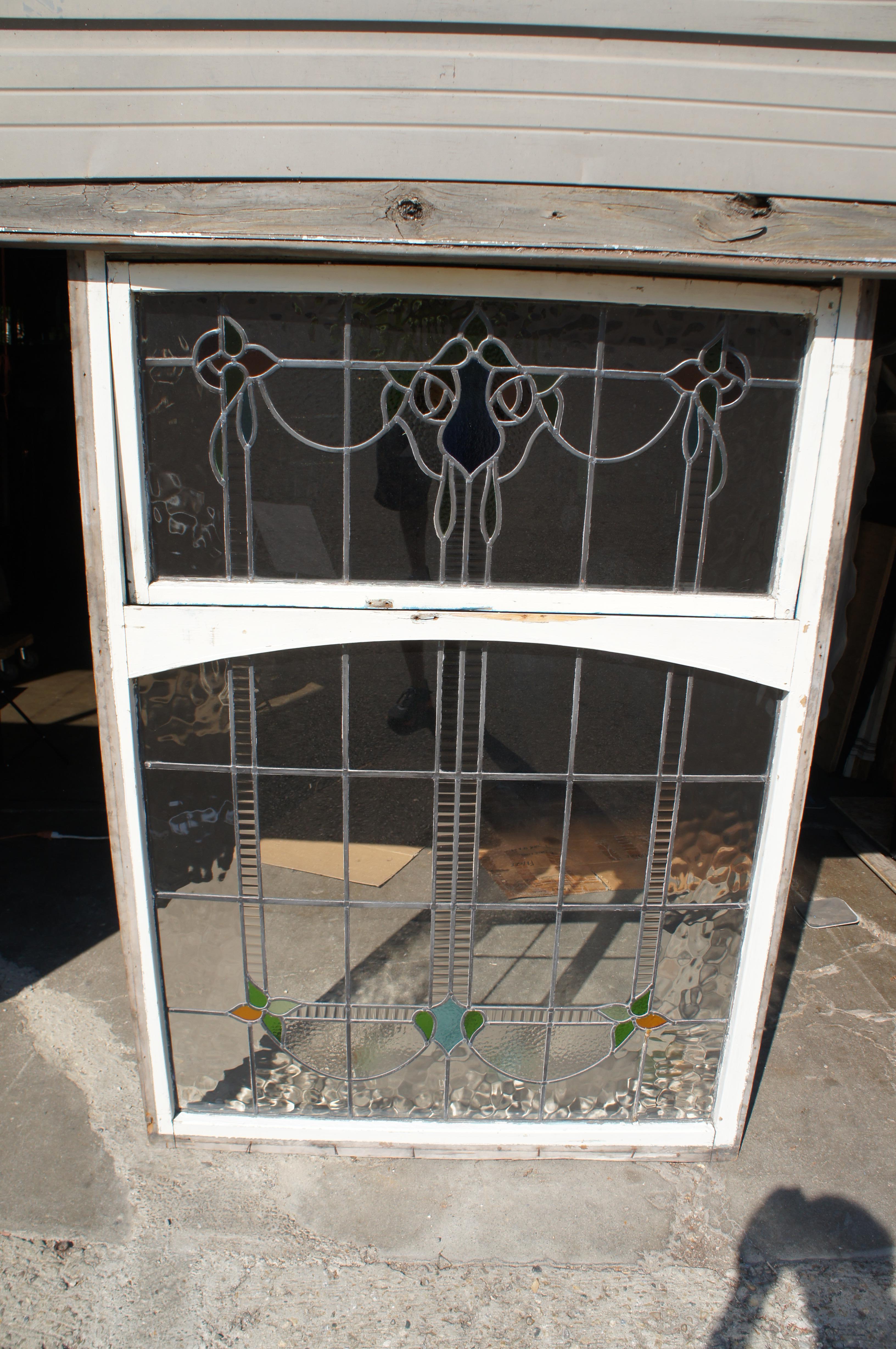 Paire d'antiquités victoriennes Art Nouveau en verre teinté au plomb de fenêtres en forme d'arc en vente 1
