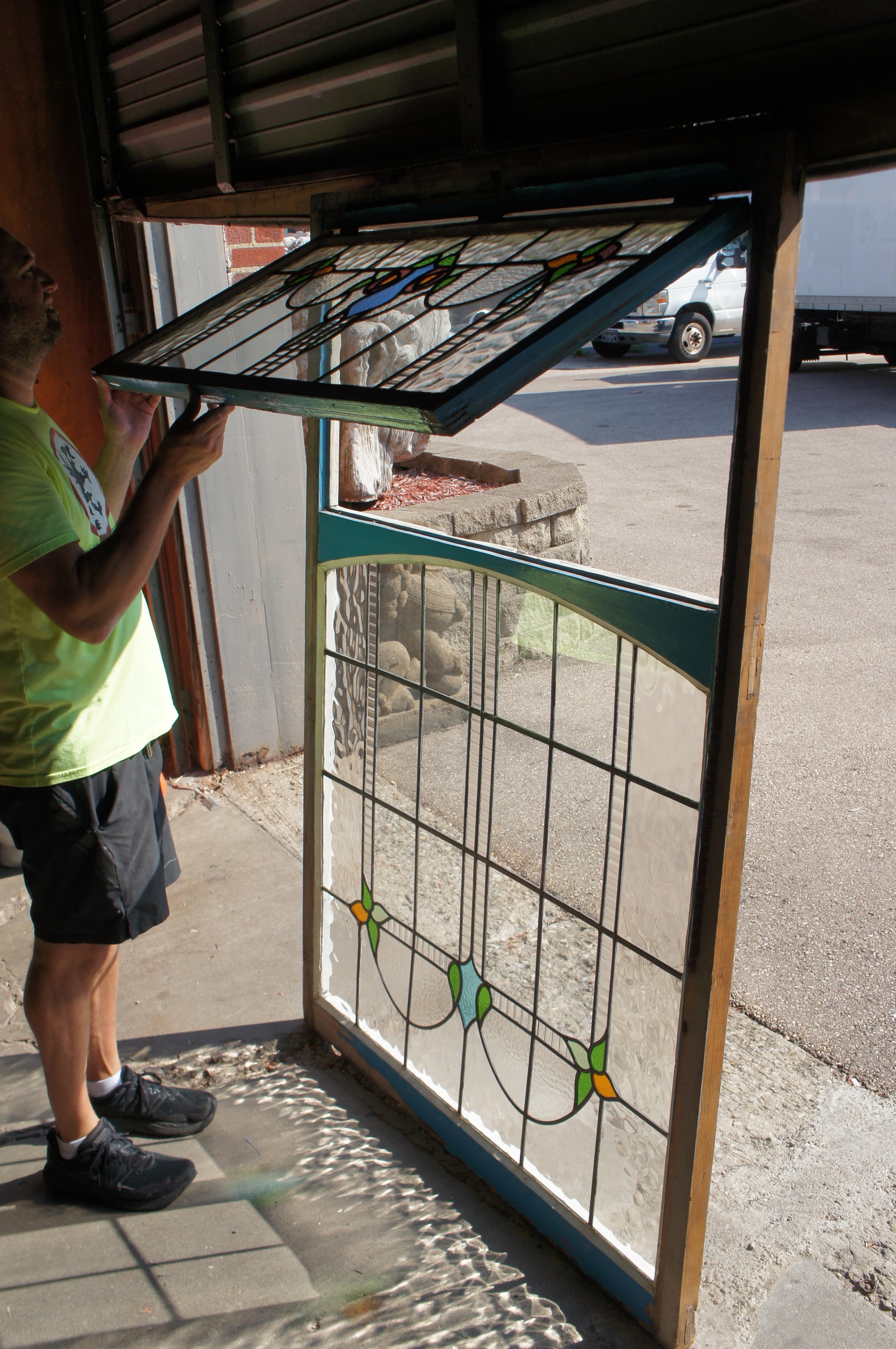 Paire d'antiquités victoriennes Art Nouveau en verre teinté au plomb de fenêtres en forme d'arc en vente 2