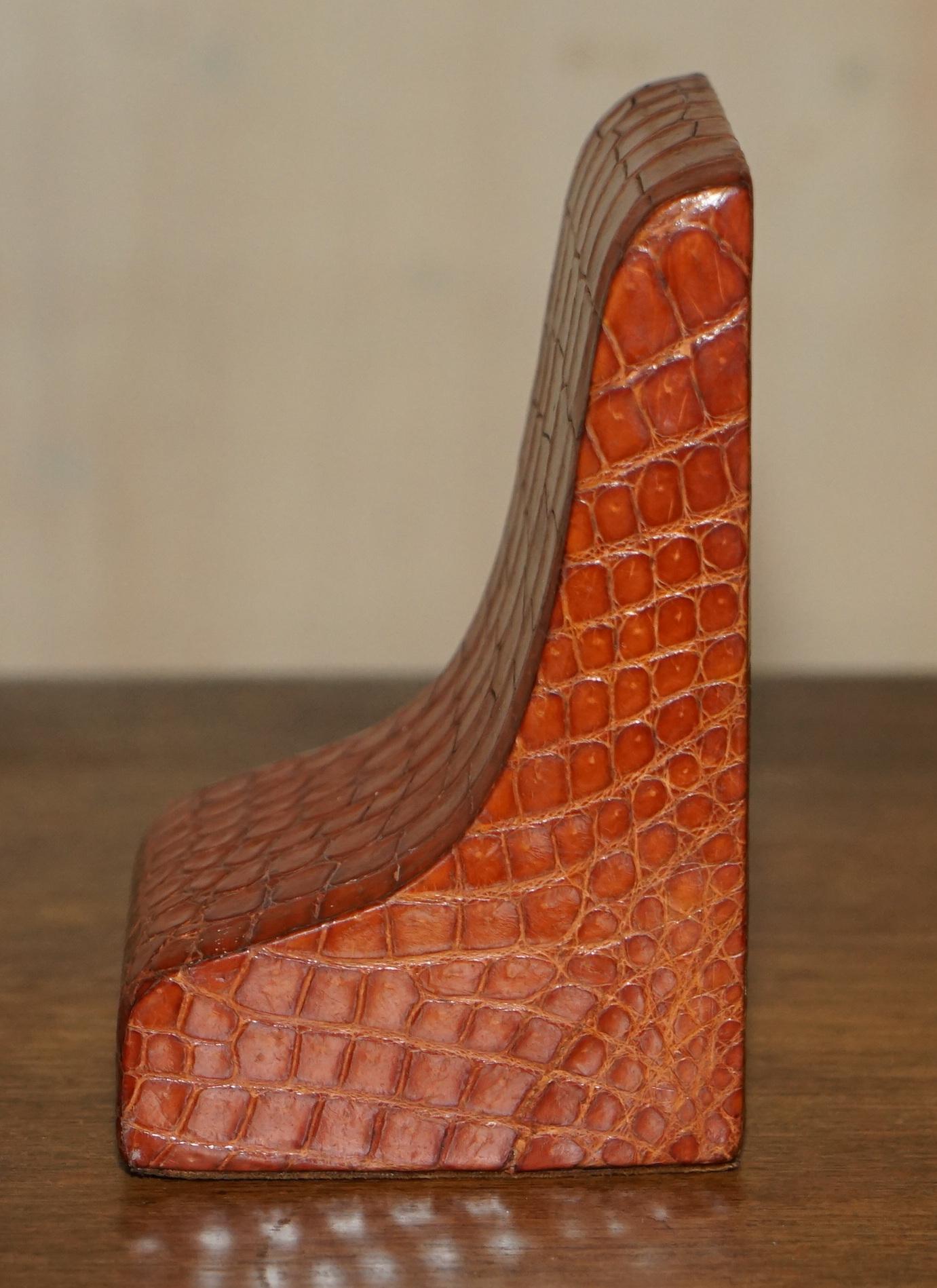 English PAIR OF ANTIQUE VICTORIAN ASPREY LONDON CROCODILE ALLIGATOR LEATHER BOOKENDs For Sale
