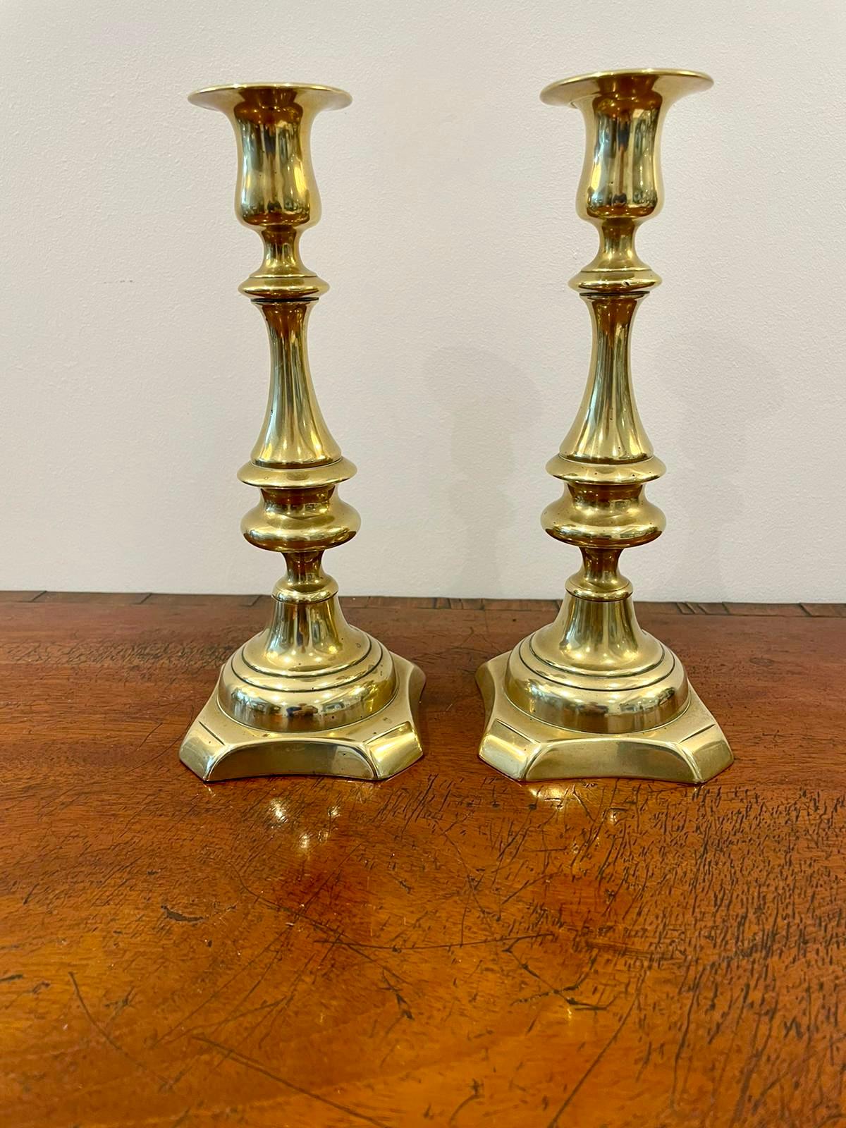 Coppia di antichi candelieri vittoriani in ottone con piani circolari sopra una colonna sagomata e tornita sollevata su una base sagomata a gradini.

Misure: 23 x 9 x 9,5 cm.
Data 1860.
 