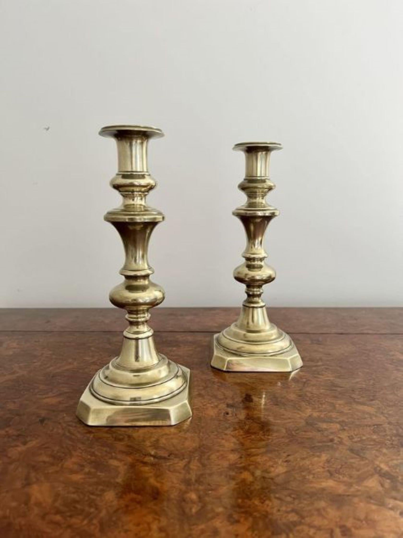 Victorien Paire de chandeliers anciens en laiton de l'époque victorienne en vente