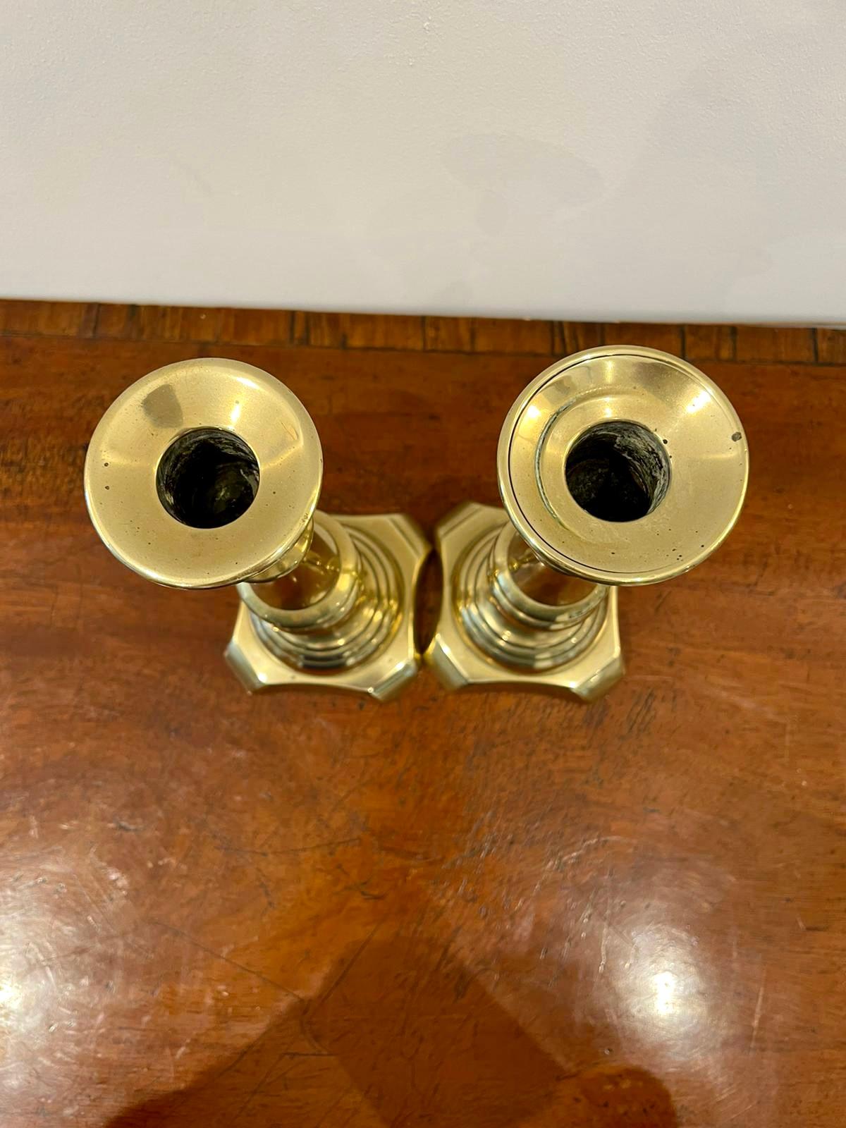 Inglese Coppia di antichi candelabri vittoriani in ottone in vendita