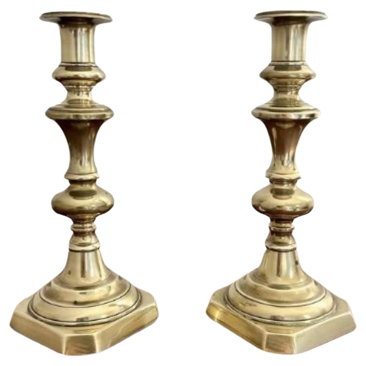 Paire de chandeliers anciens en laiton de l'époque victorienne en vente