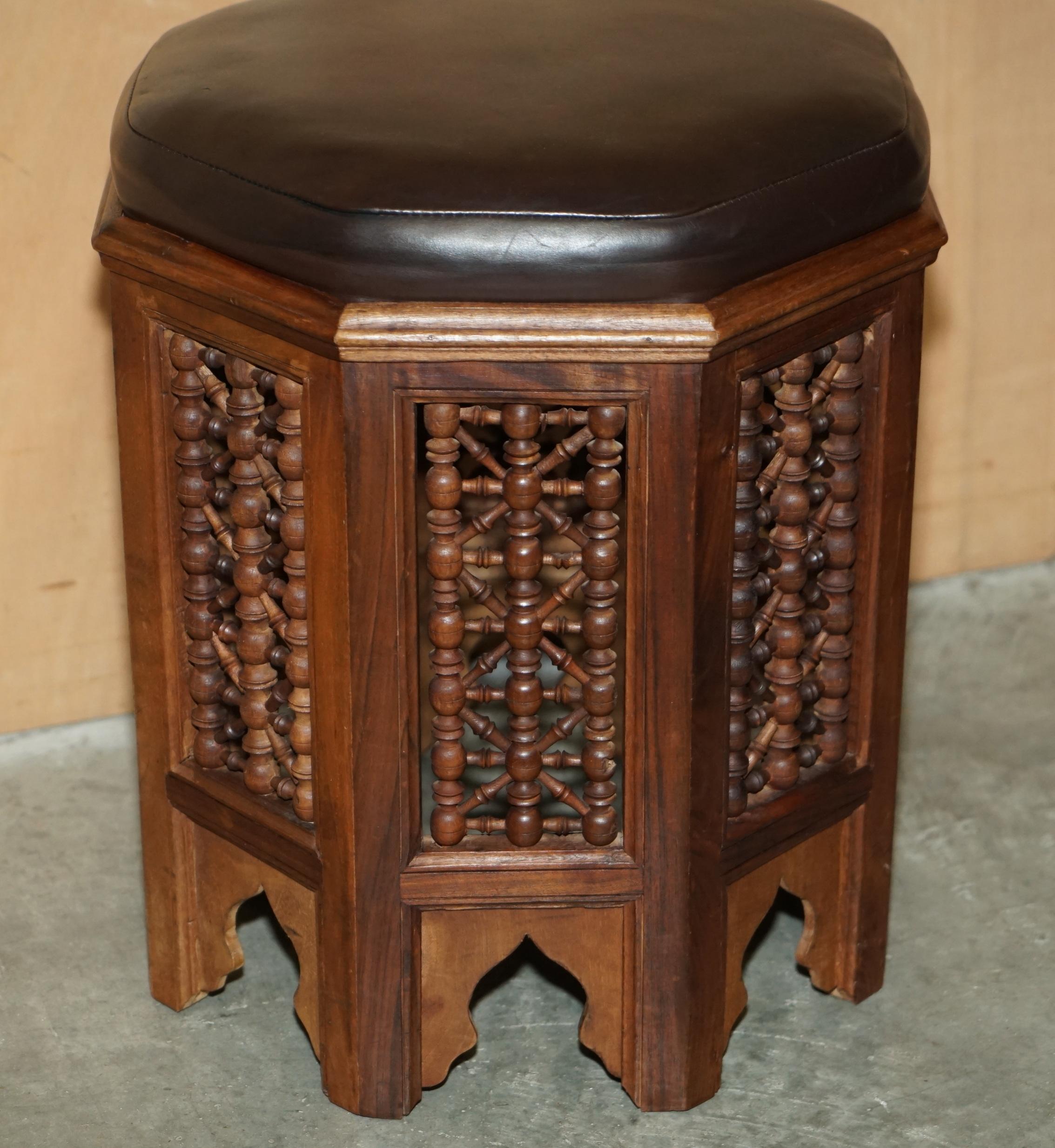 Pärchen antiker viktorianischer geschnitzter maurischer Hocker aus dem 19. Jahrhundert (Aesthetic Movement) im Angebot 4