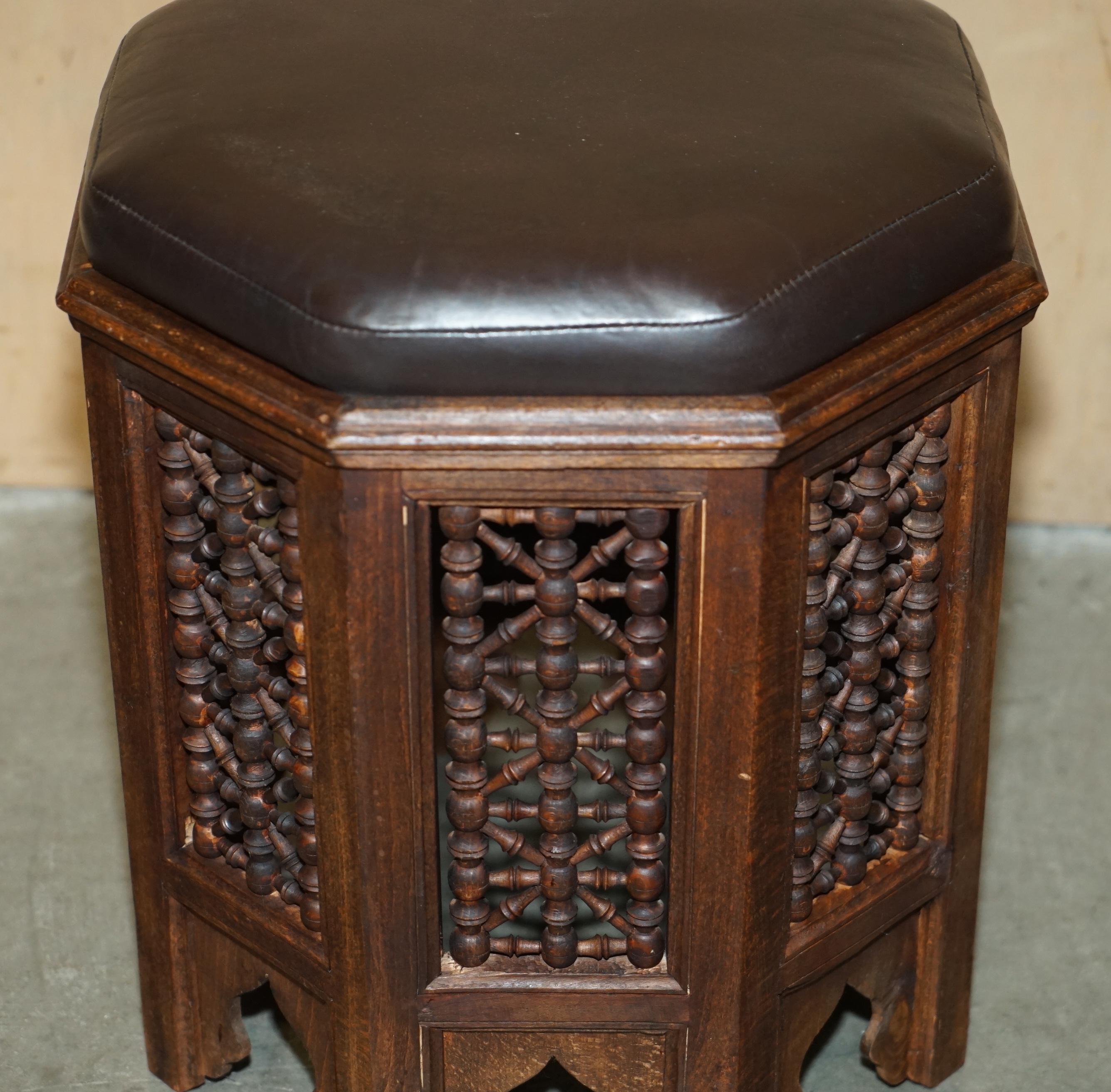 Pärchen antiker viktorianischer geschnitzter maurischer Hocker aus dem 19. Jahrhundert (Aesthetic Movement) (Ästhetizismus) im Angebot