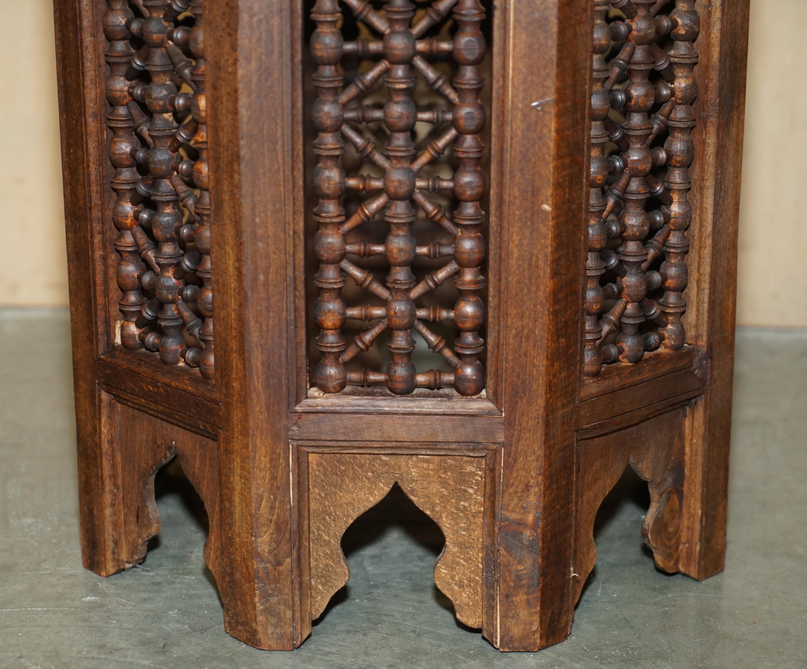 Pärchen antiker viktorianischer geschnitzter maurischer Hocker aus dem 19. Jahrhundert (Aesthetic Movement) (Europäisch) im Angebot
