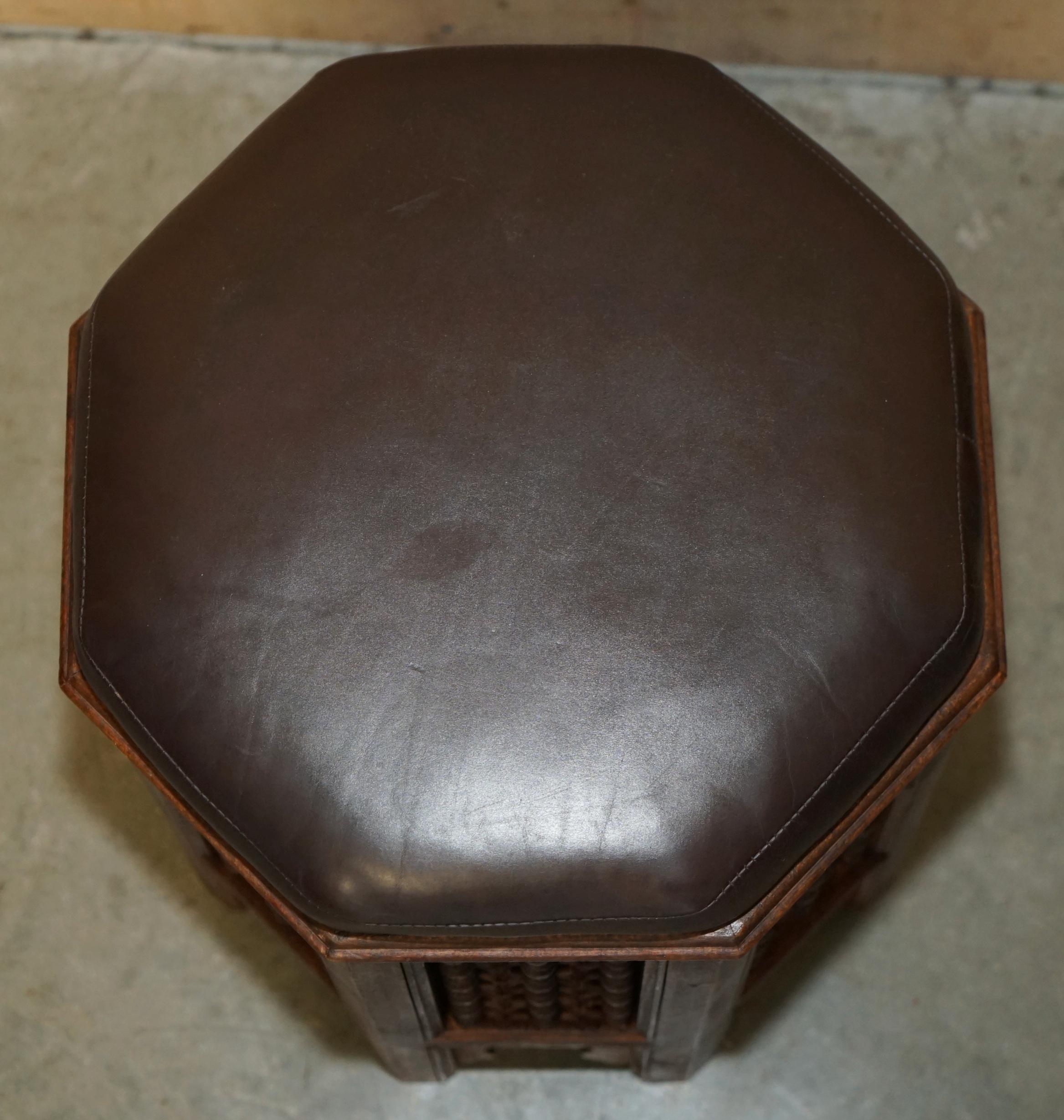 Pärchen antiker viktorianischer geschnitzter maurischer Hocker aus dem 19. Jahrhundert (Aesthetic Movement) im Zustand „Gut“ im Angebot in West Sussex, Pulborough