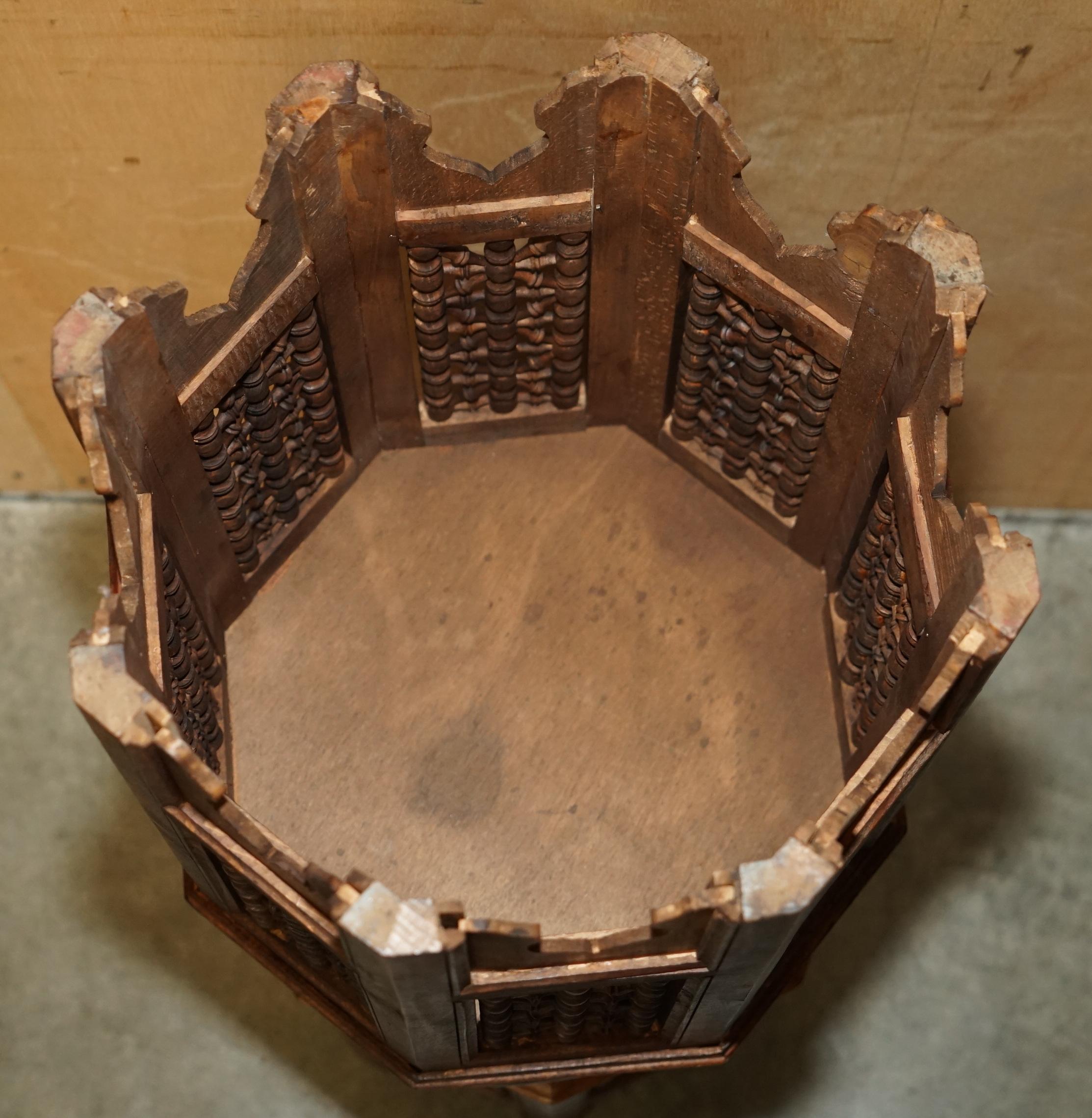 Pärchen antiker viktorianischer geschnitzter maurischer Hocker aus dem 19. Jahrhundert (Aesthetic Movement) (Leder) im Angebot